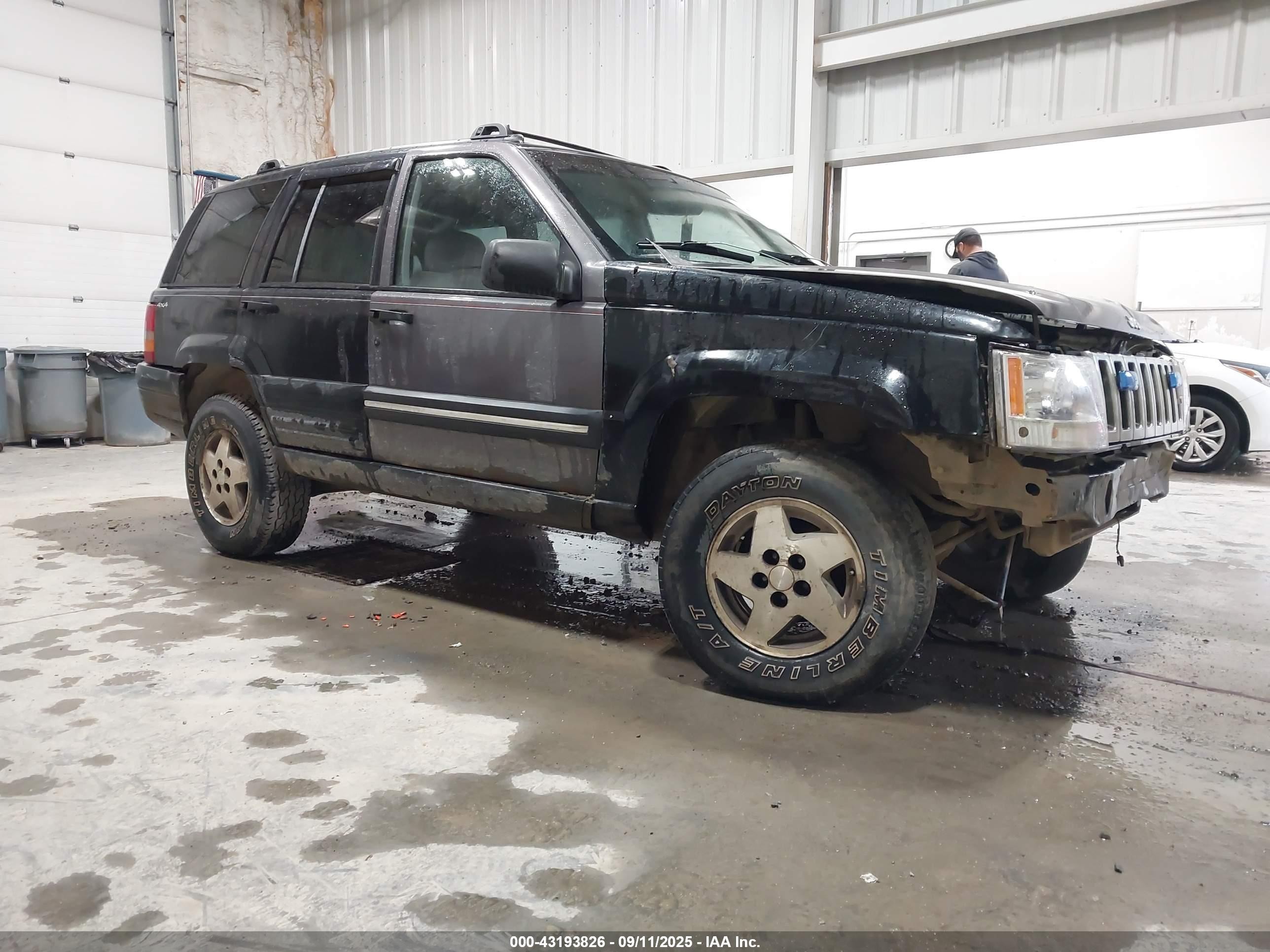 1998 Jeep Grand Cherokee Laredo, VIN 1J4GZ58S2WC283168 — Undercarriage