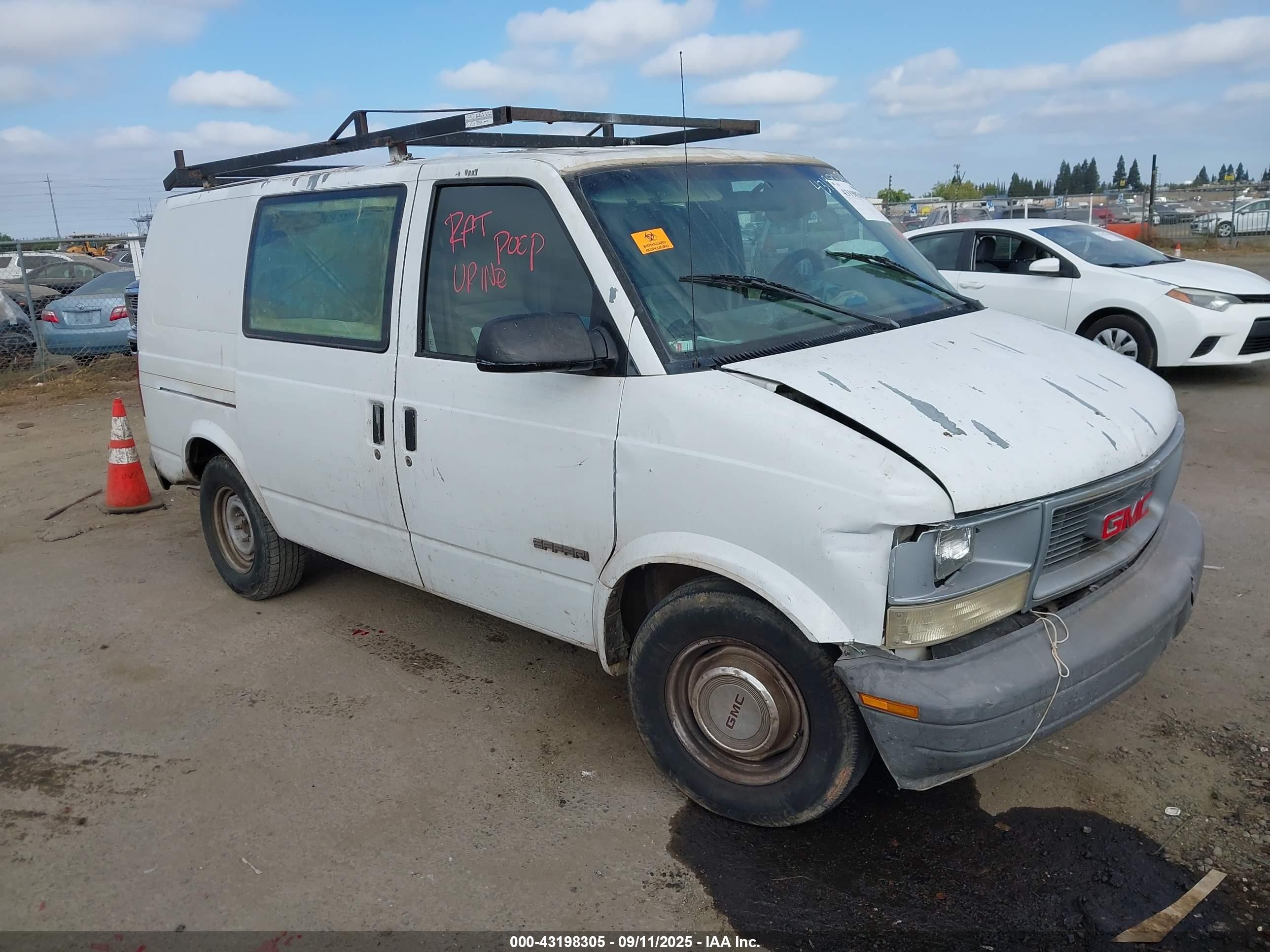 1995 GMC Safari Cargo, VIN 1GTDM19W5SB549901 — Front end