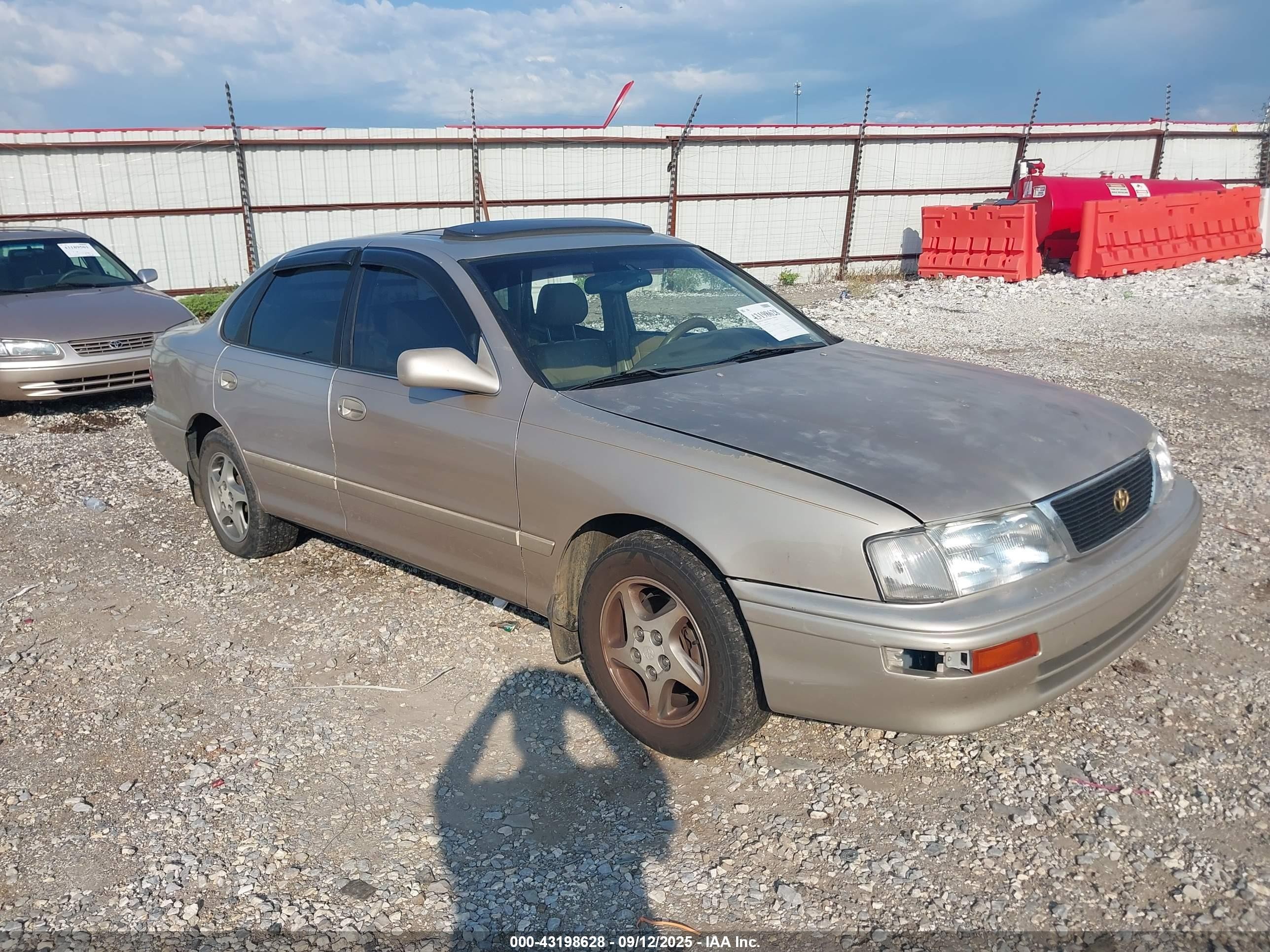 1997 Toyota Avalon XL, VIN 4T1BF12B5VU208379 — Side
