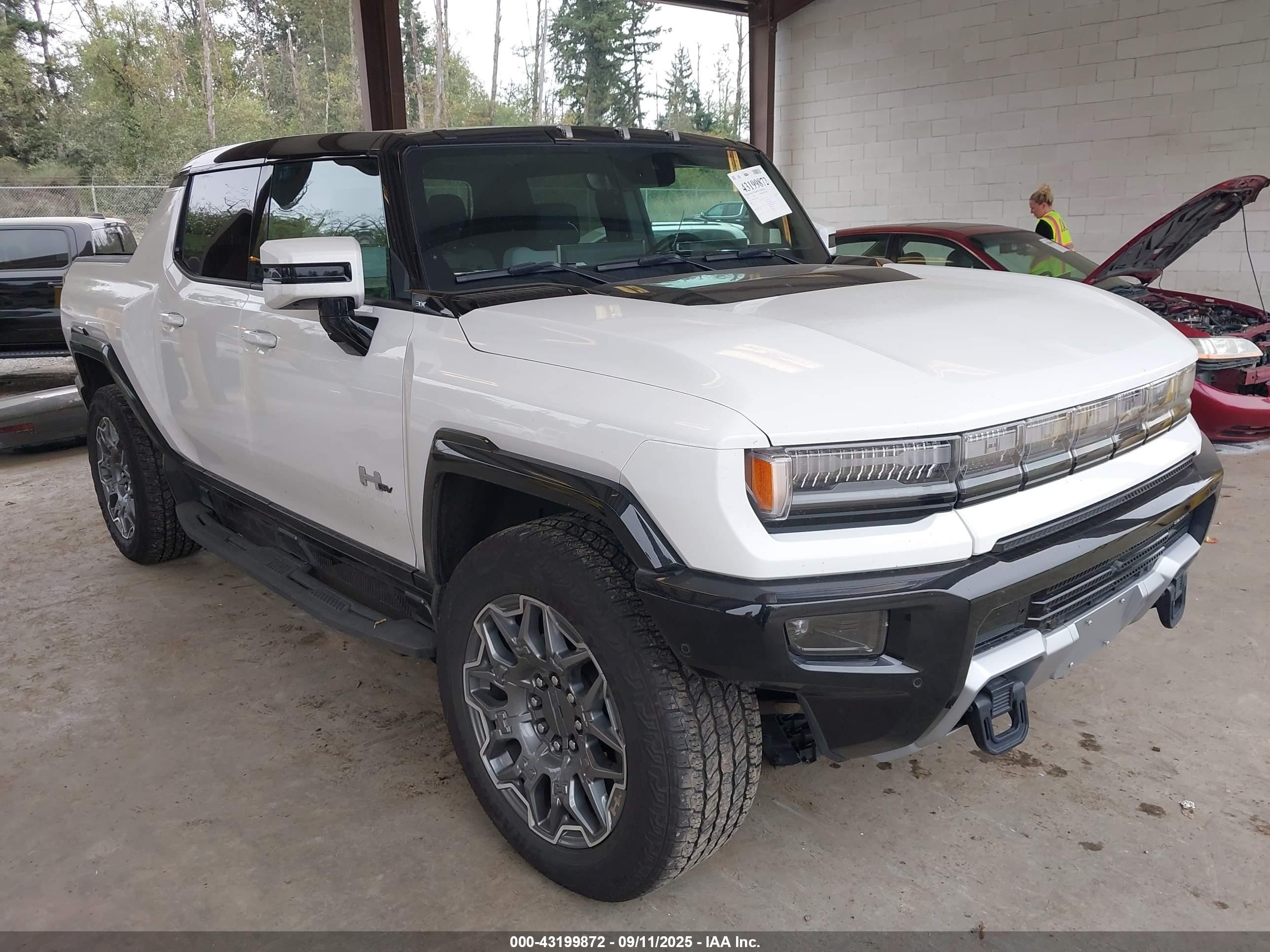 2024 GMC HUMMER EV Pickup 3X, VIN 1GT10DDB4RU100468 — Rear end