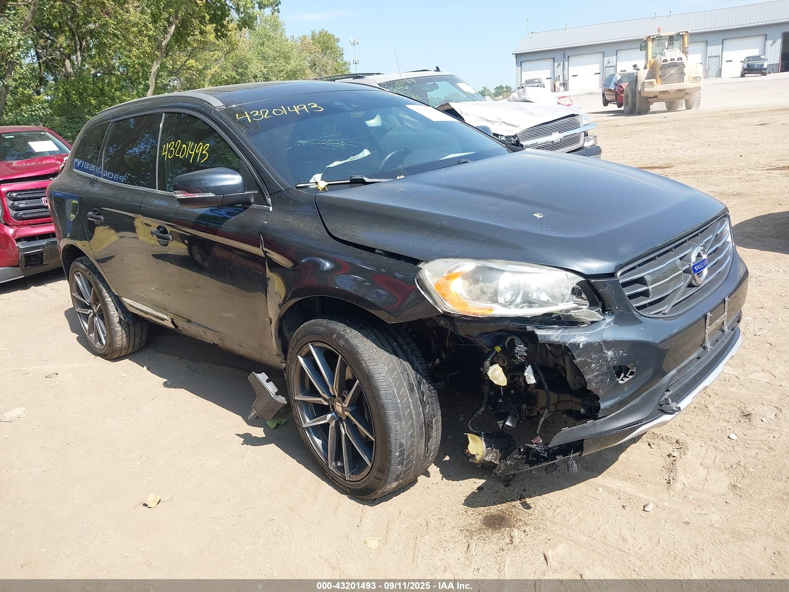 2015 Volvo XC60 T5 Drive-E Platinum, VIN YV440MDM1F2734081 — Front end