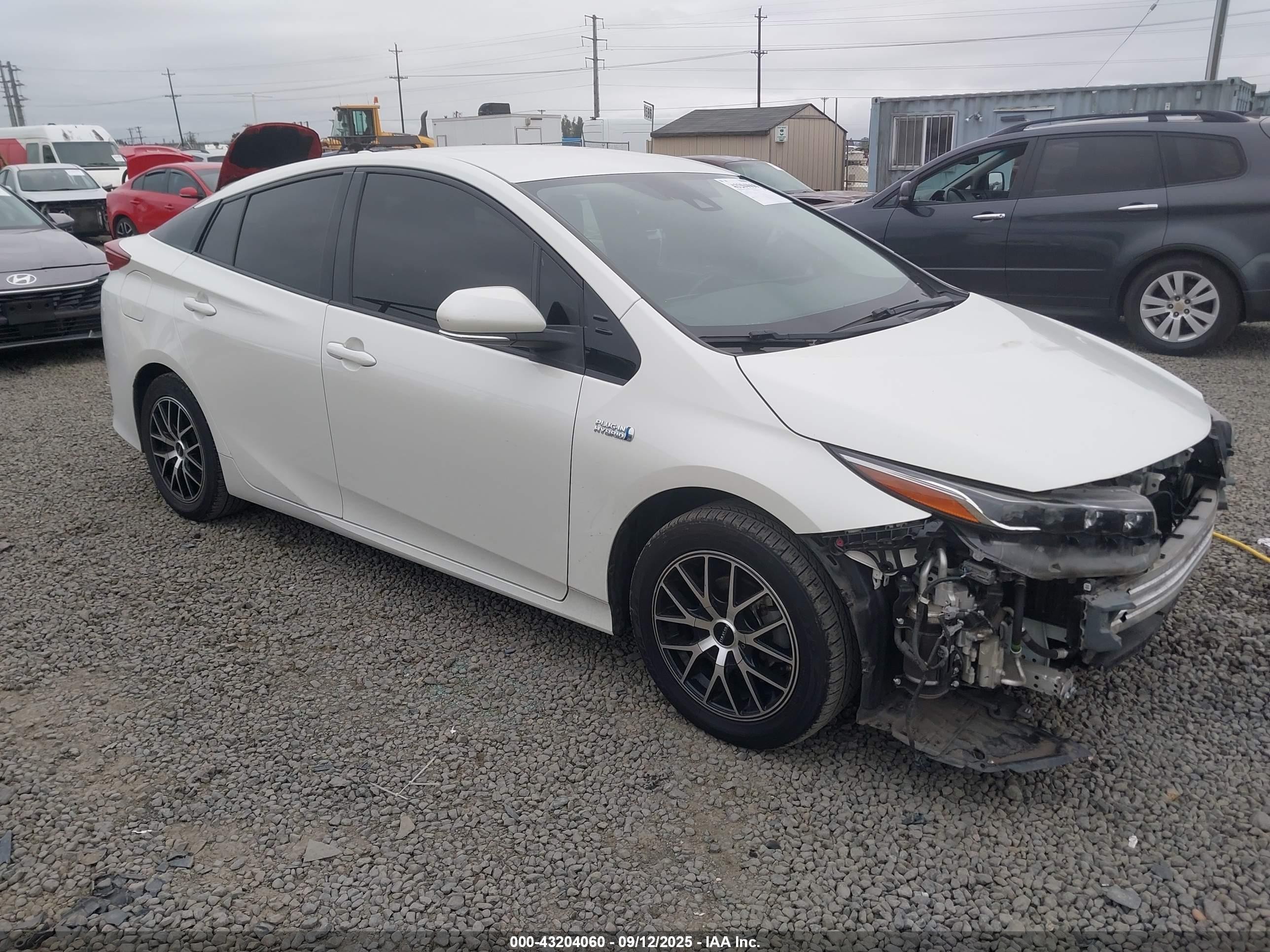 2017 Toyota Prius Premium, VIN JTDKARFPXH3004761 — Front end