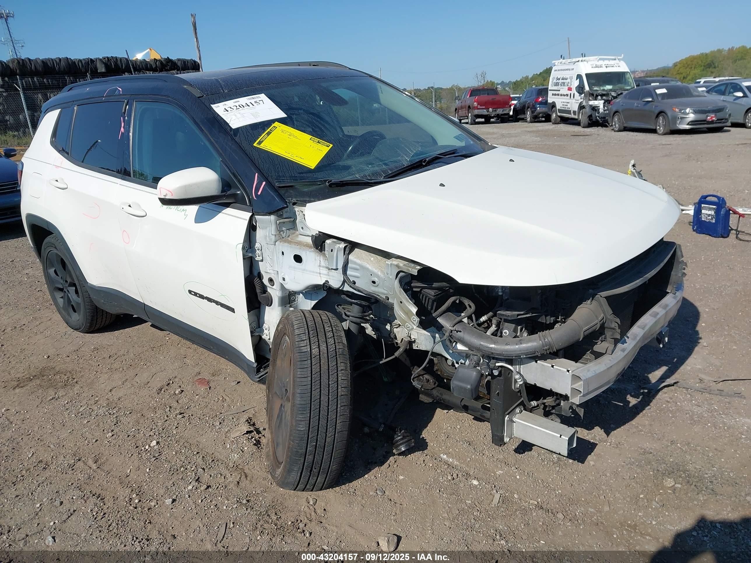 2019 Jeep Compass Latitude, VIN 3C4NJDBB6KT828780 — Перед