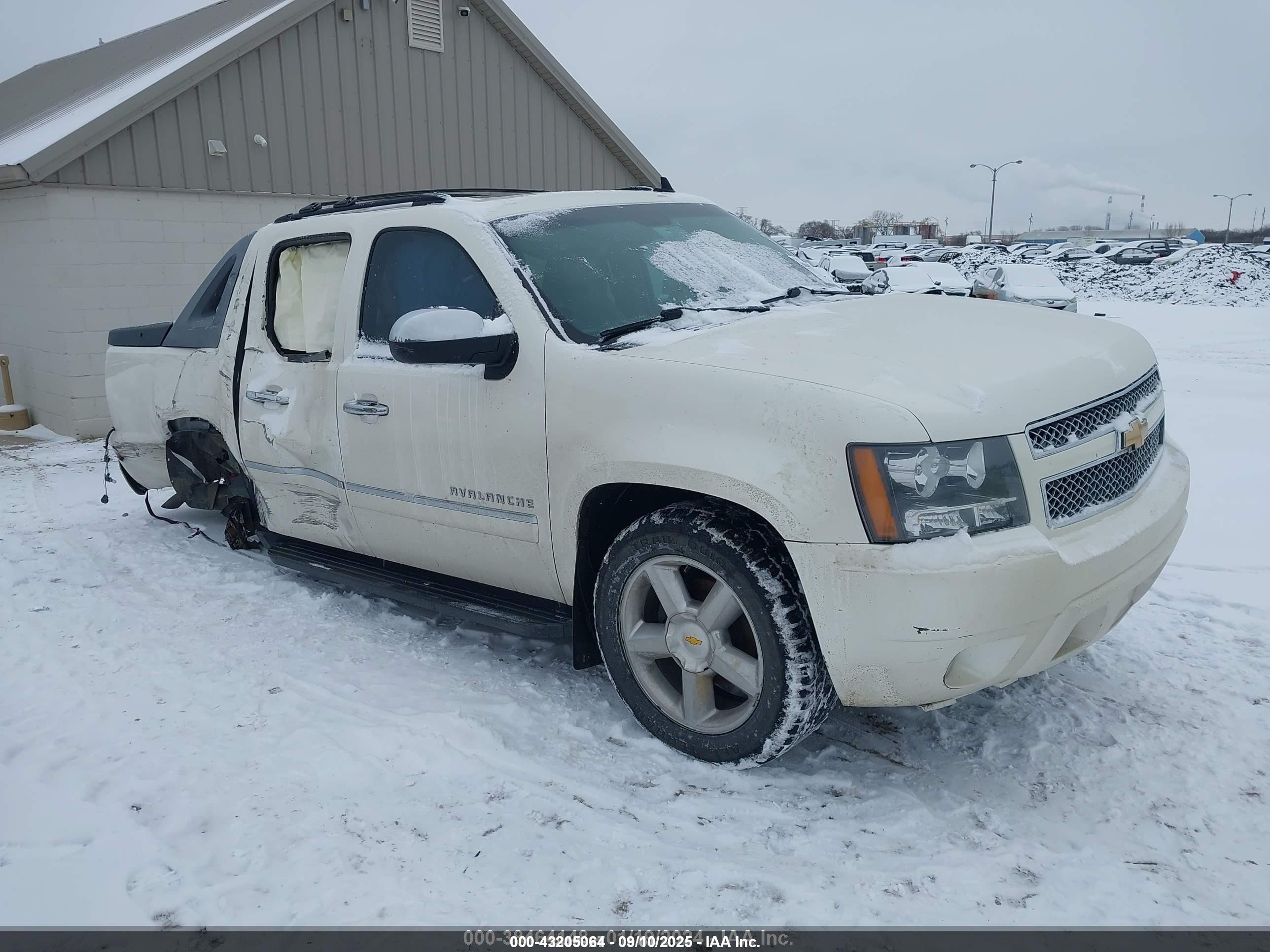 2011 Chevrolet Avalanche LTZ, VIN 3GNTKGE32BG119404 — Side