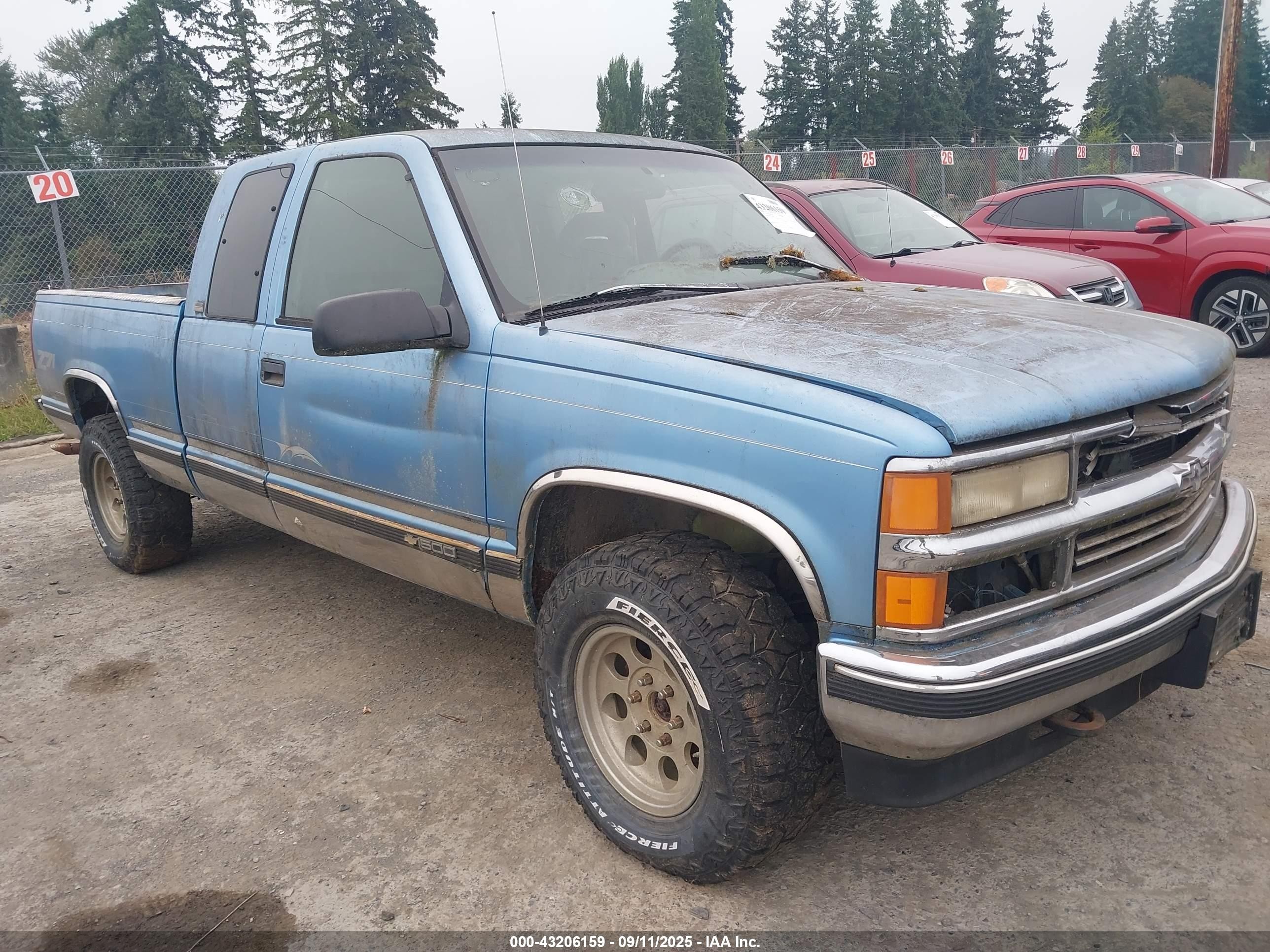 1996 Chevrolet K1500, VIN 2GBEK19R7T1144049 — Front end