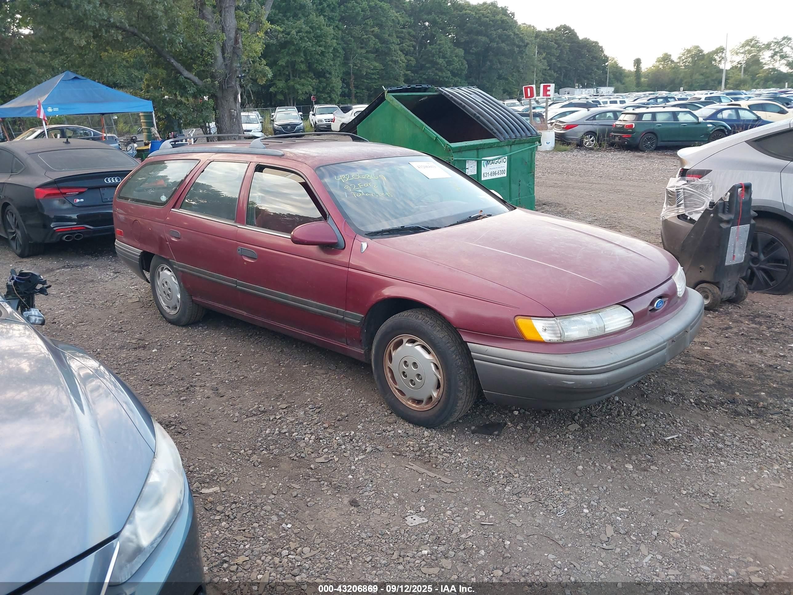 1992 Ford Taurus, VIN 1FACP5745NA246175 — Front end