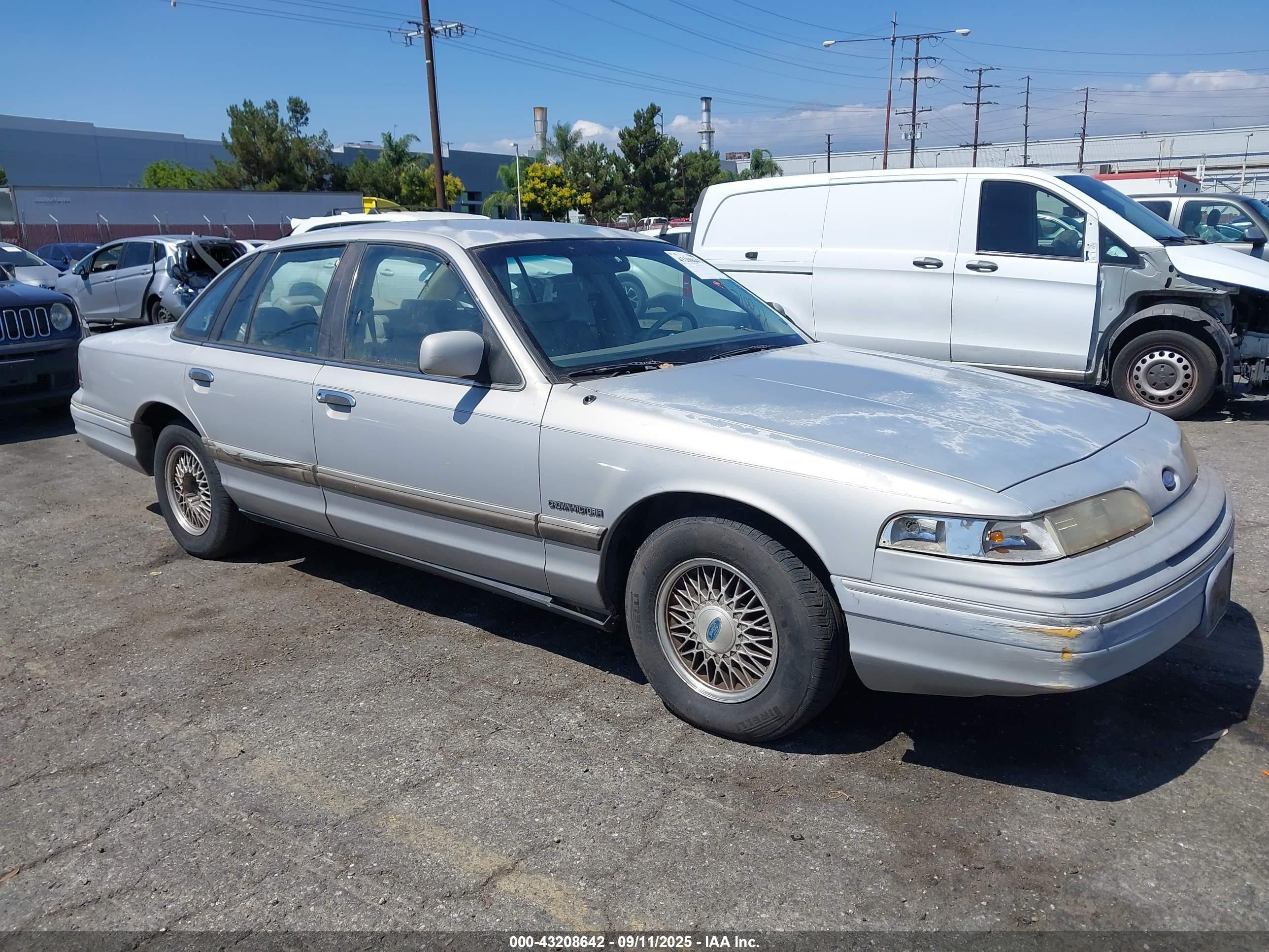 1992 Ford Crown Victoria LX, VIN 2FALP74W7NX242265 — Front end