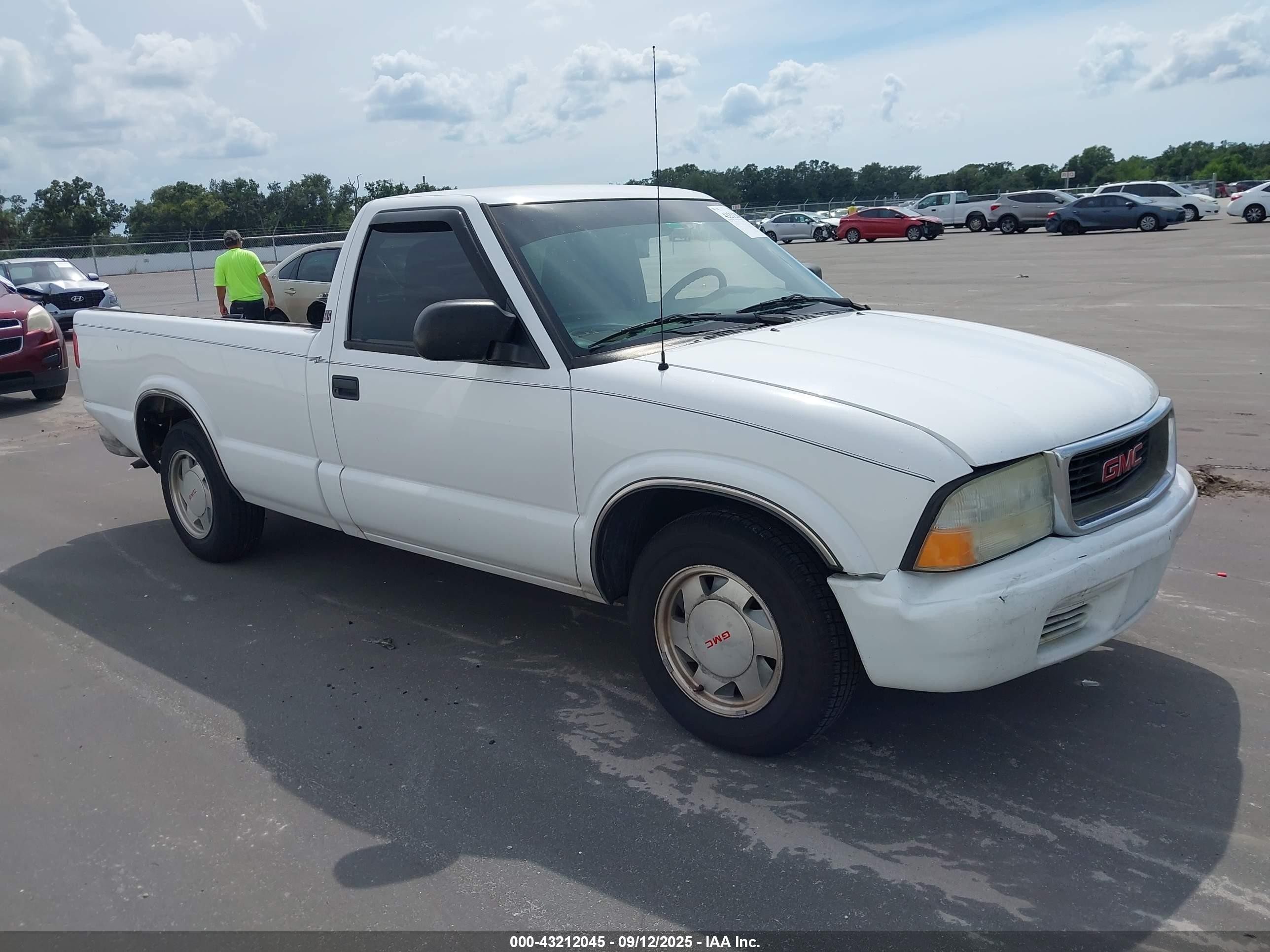 2003 GMC Sonoma SLS, VIN 1GTCS14X238207581 — Зад