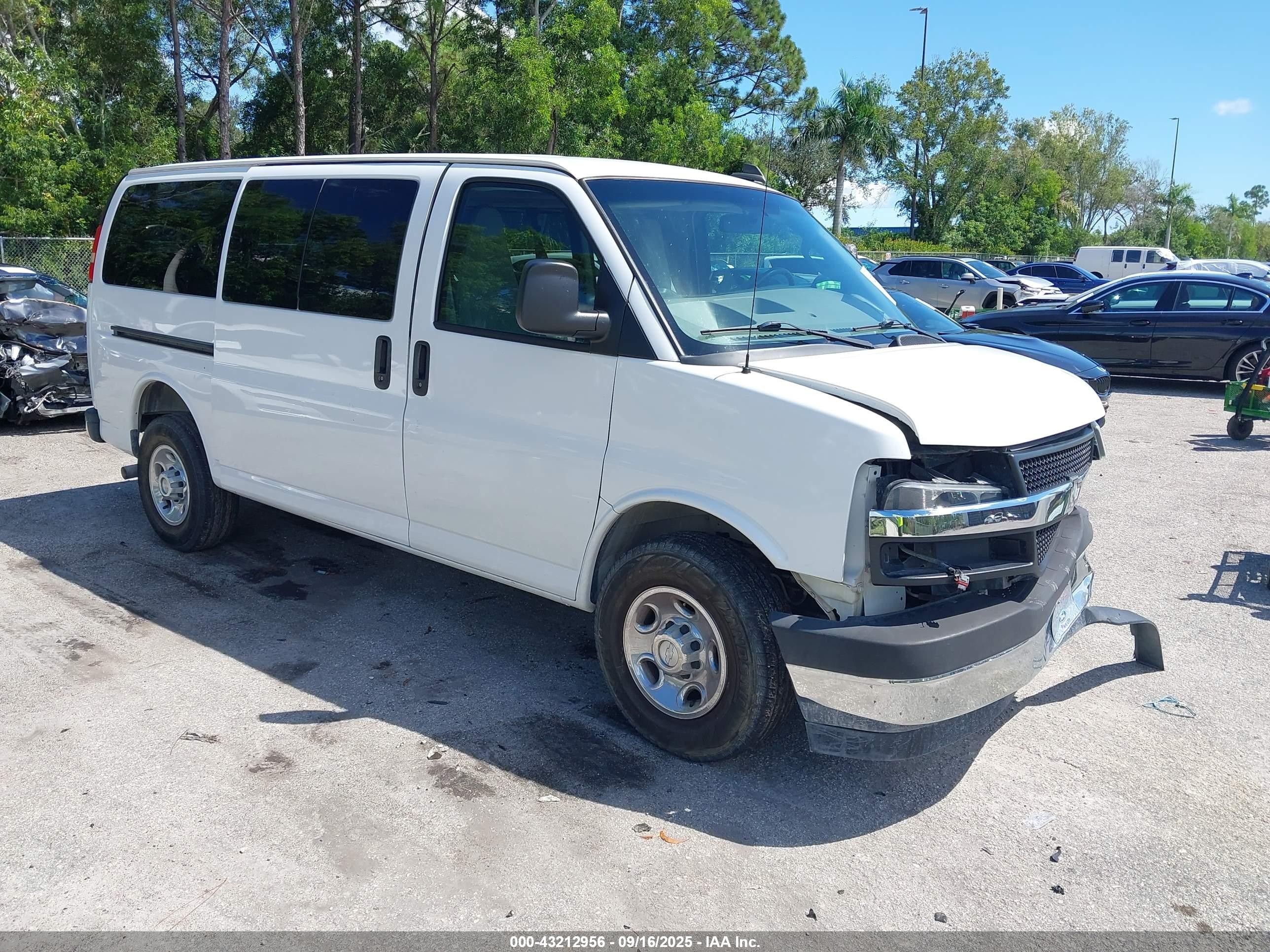 2018 Chevrolet Express Passenger LT, VIN 1GAZGMFP2J1320262 — Front end