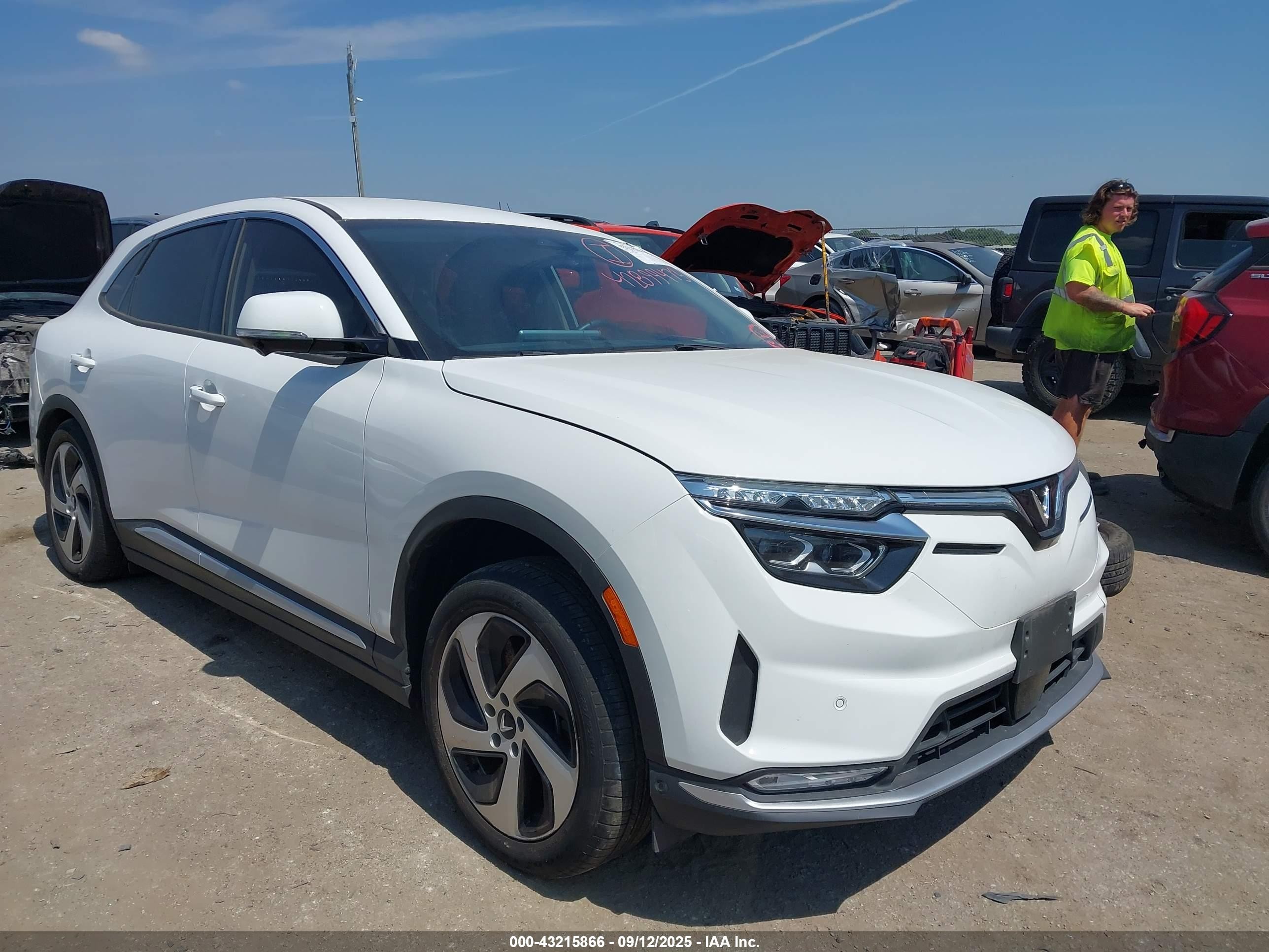 2024 VinFast VF 8 Eco, VIN RLLV1AEB6RH004870 — Бок