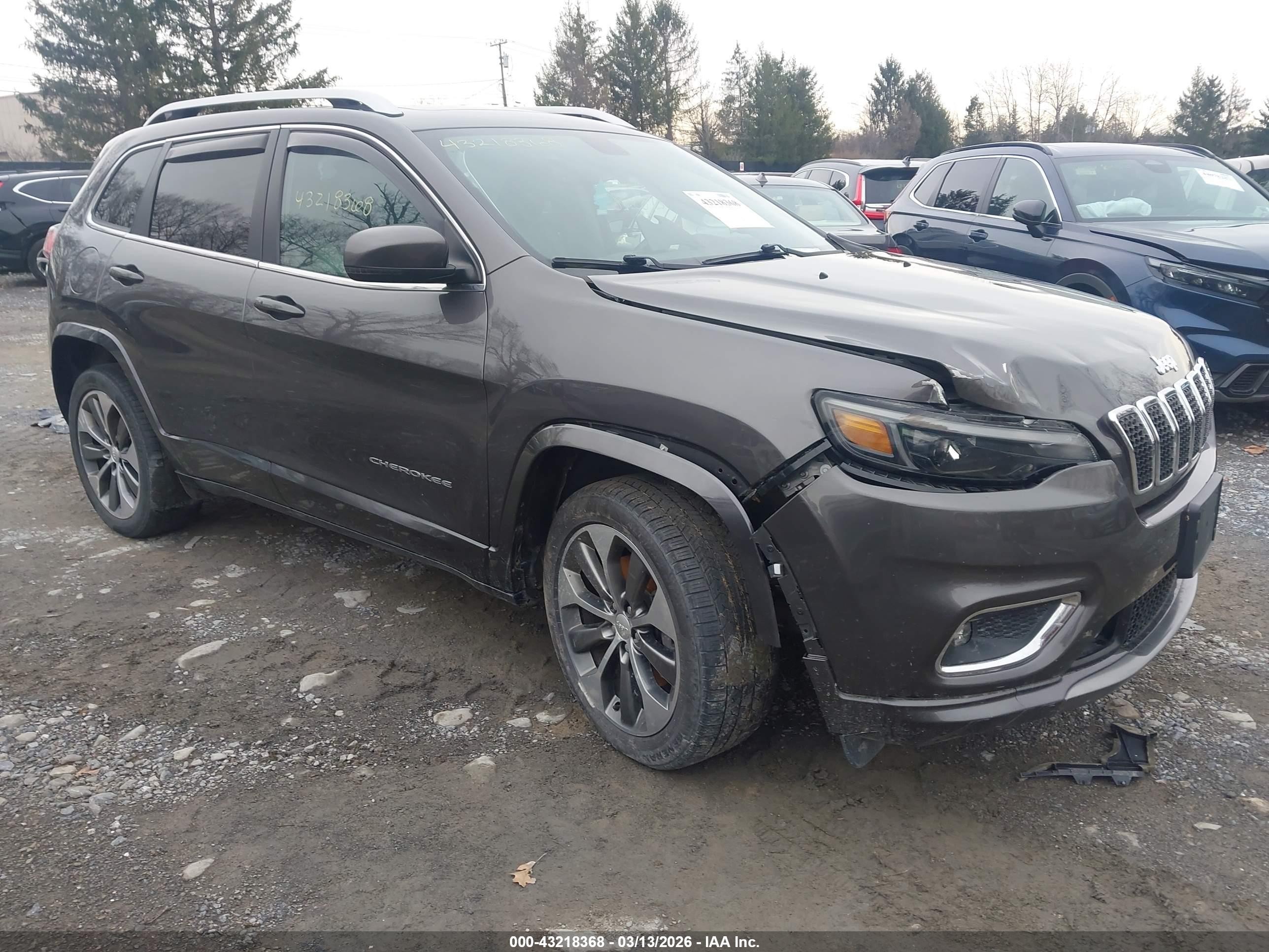 2019 Jeep Cherokee Overland, VIN 1C4PJMJN2KD162446 — Front end