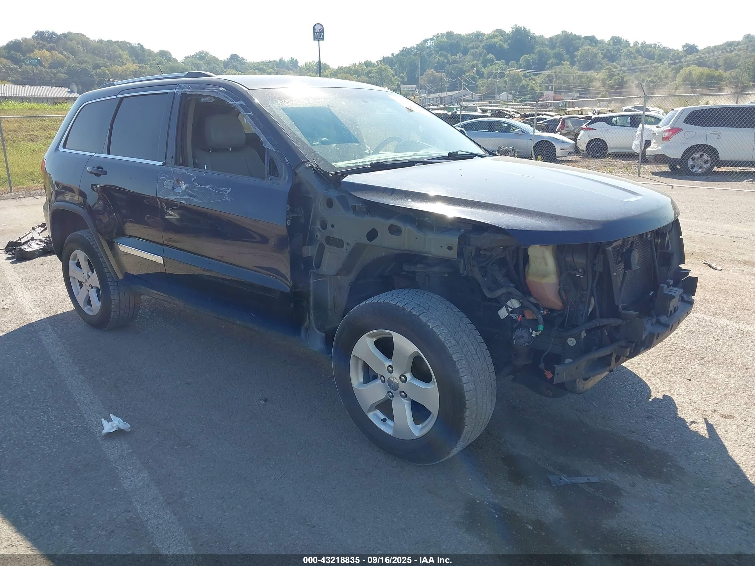 2011 Jeep Grand Cherokee Laredo, VIN 1J4RR4GG6BC701127 — Front end