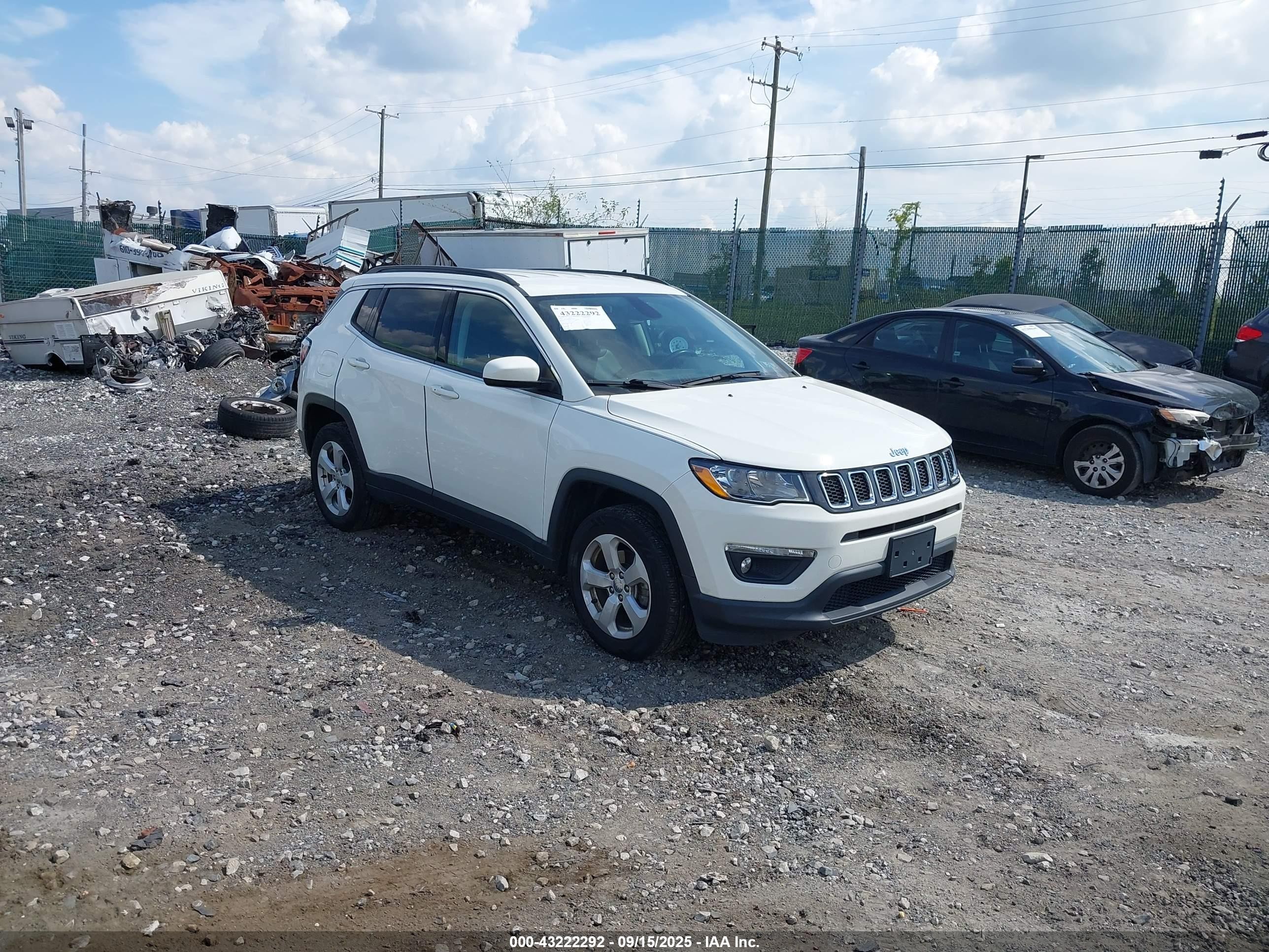 2019 Jeep Compass Latitude, VIN 3C4NJDBB8KT741852 — Бок