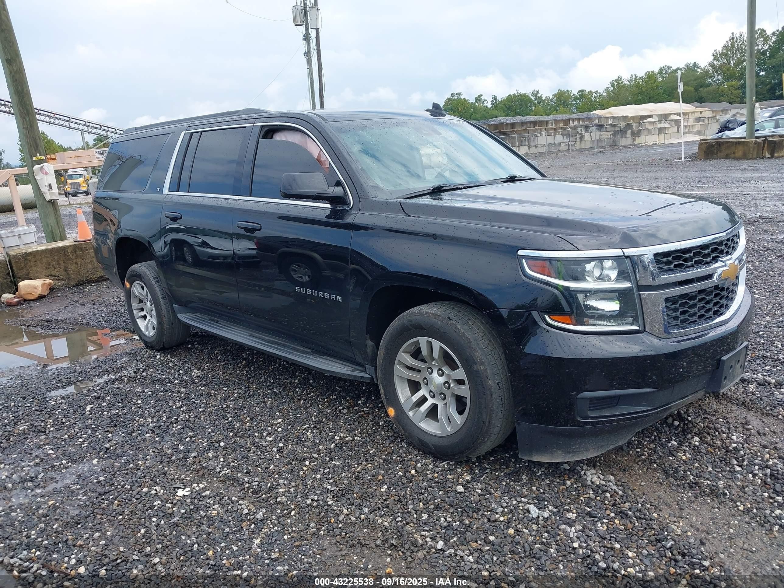 2018 Chevrolet Suburban LT, VIN 1GNSCHKC4JR207503 — Front end