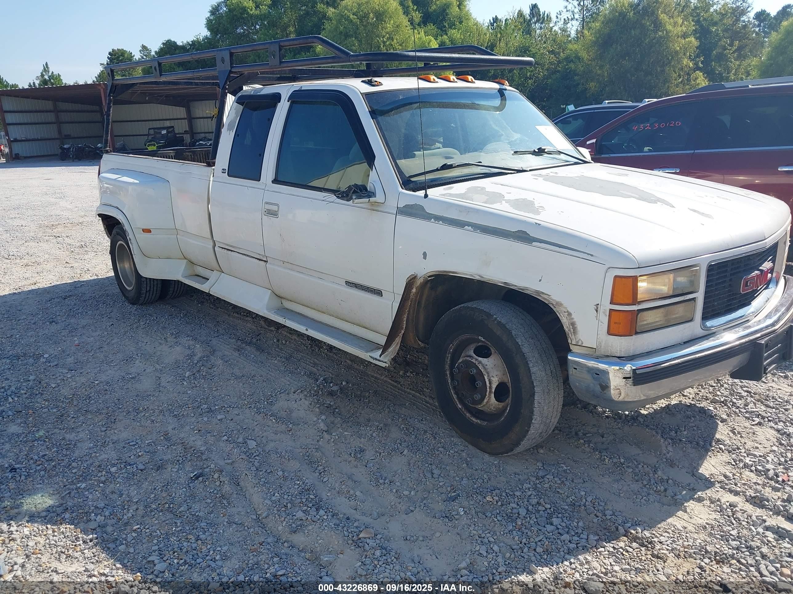 1998 GMC Sierra 3500, VIN 1GTHC39J2WF013698 — Front end