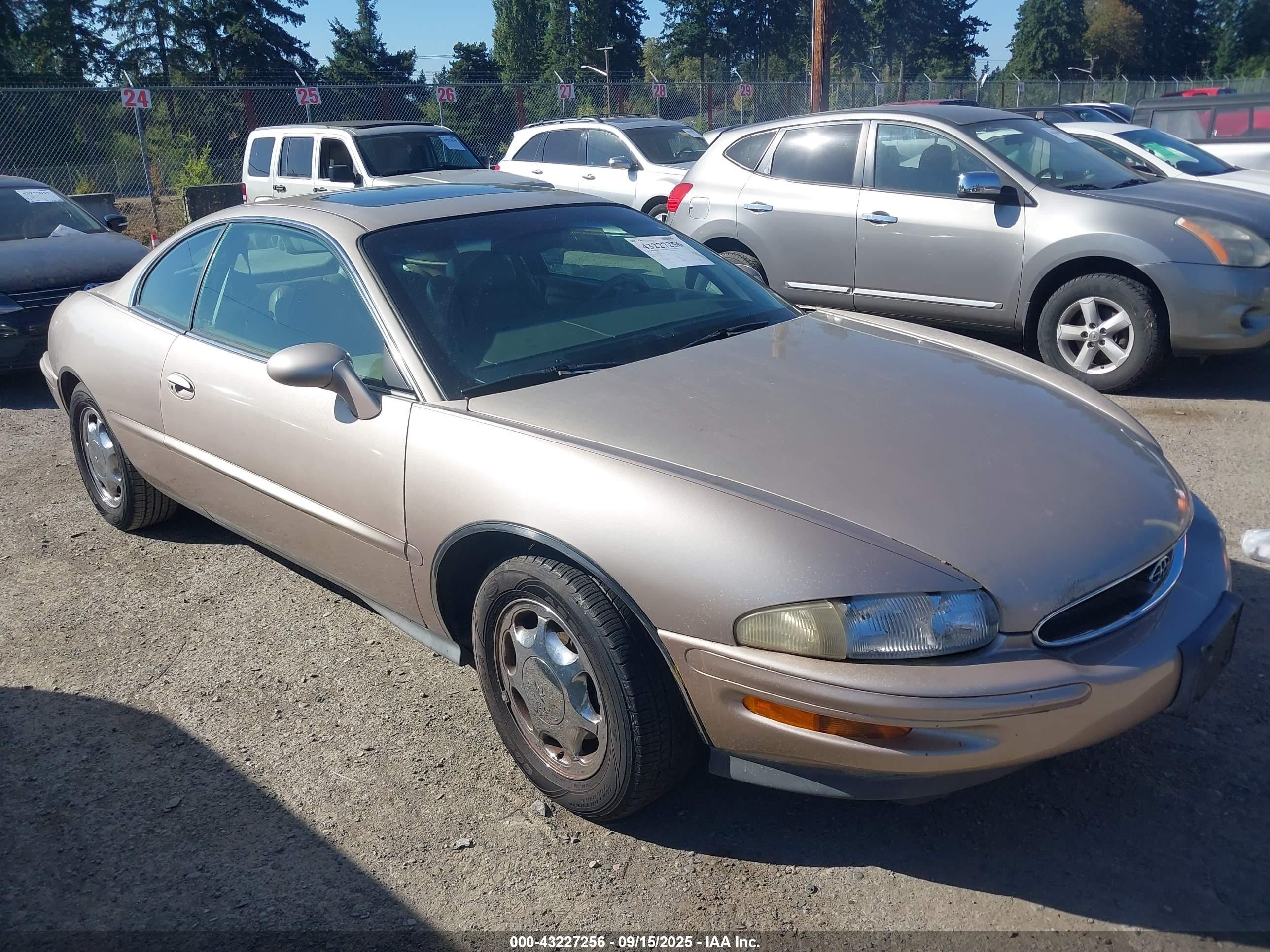 1998 Buick Riviera, VIN 1G4GD221XW4708712 — Front end