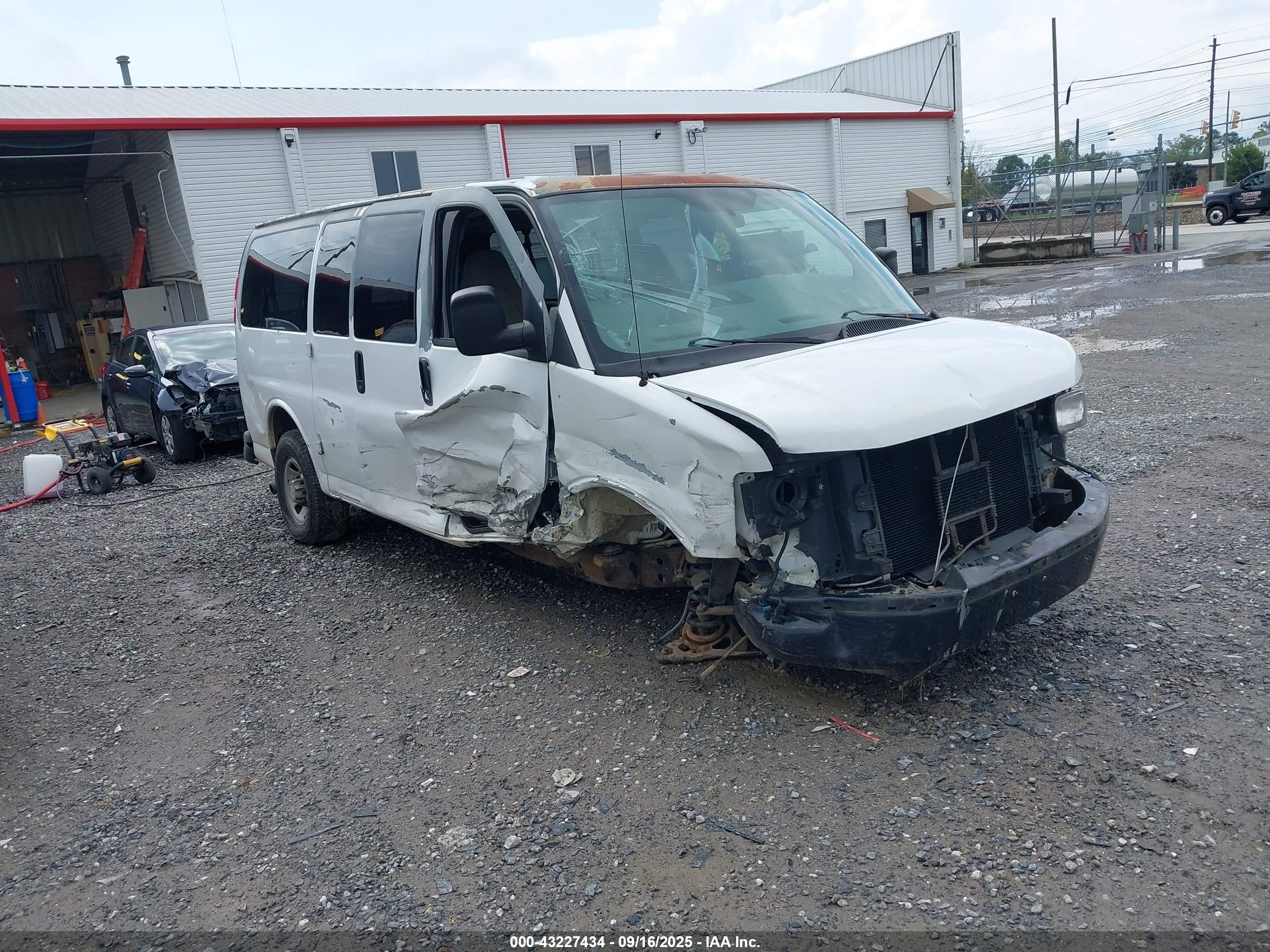 2006 Chevrolet Express Passenger, VIN 1GAHG35U561178347 — Front end