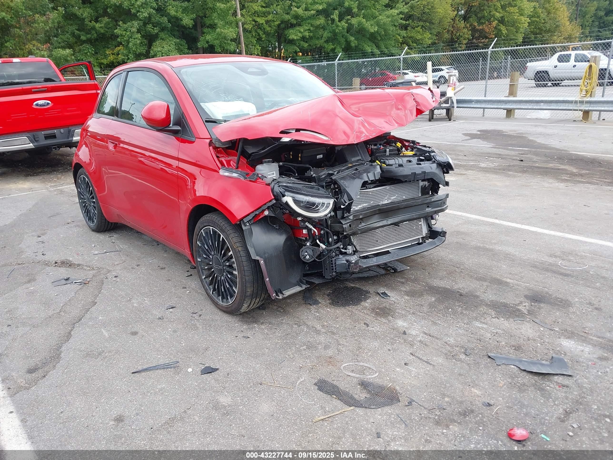2024 FIAT 500e INSPI(RED), VIN ZFAFFAA41RX203362 — Front end