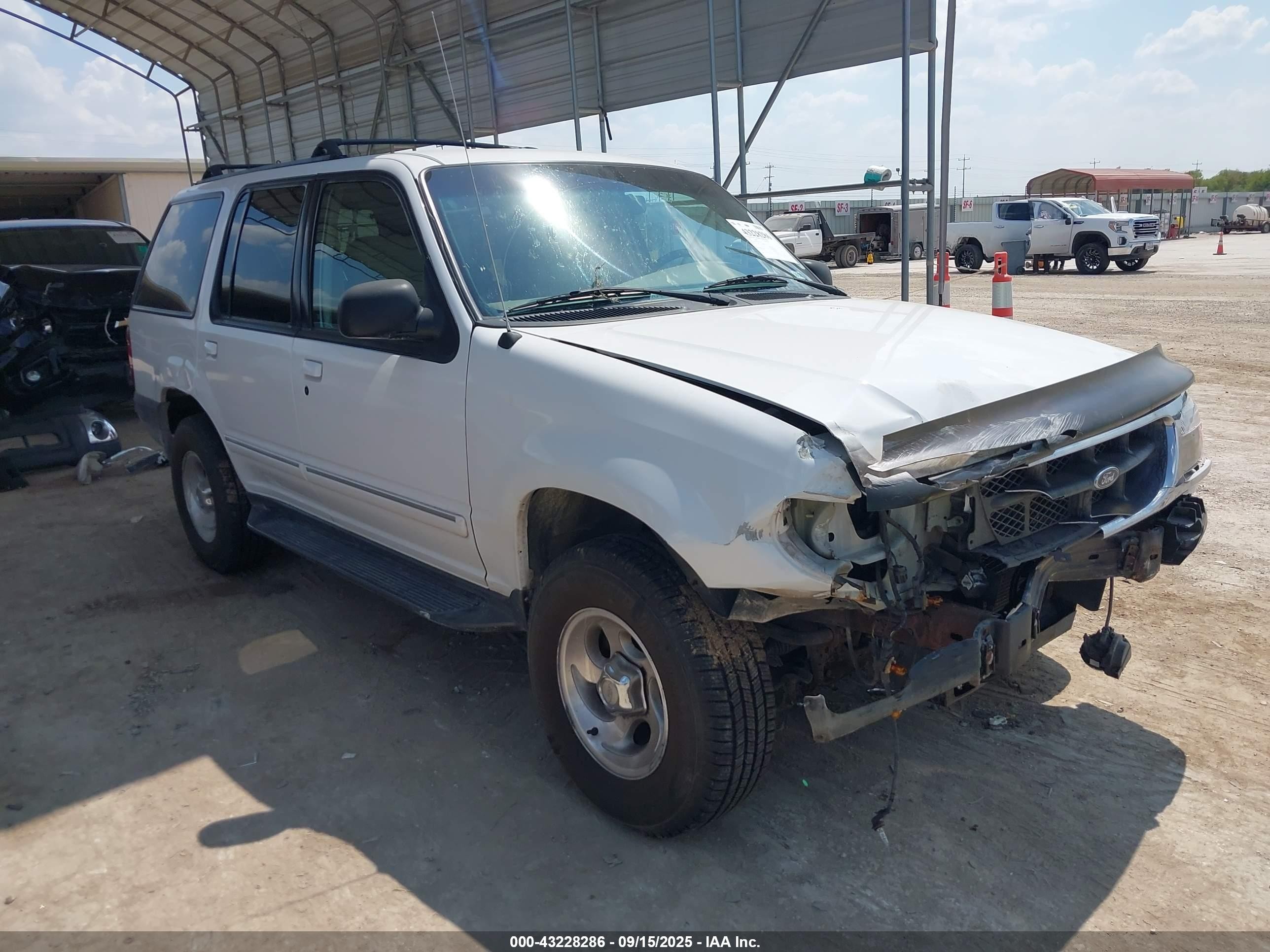 2000 Ford Explorer XLT, VIN 1FMZU63E9YZB78272 — Front end