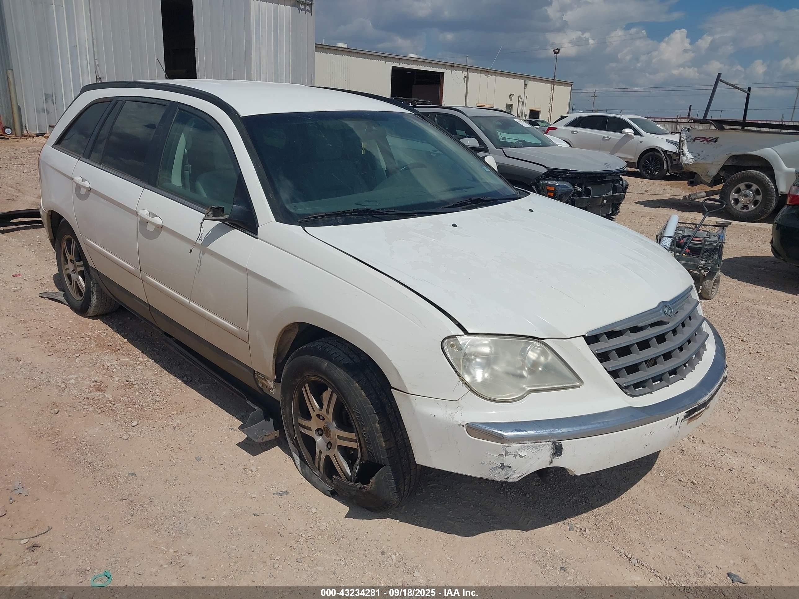 2007 Chrysler Pacifica Touring, VIN 2A8GM68X37R201598 — Front end