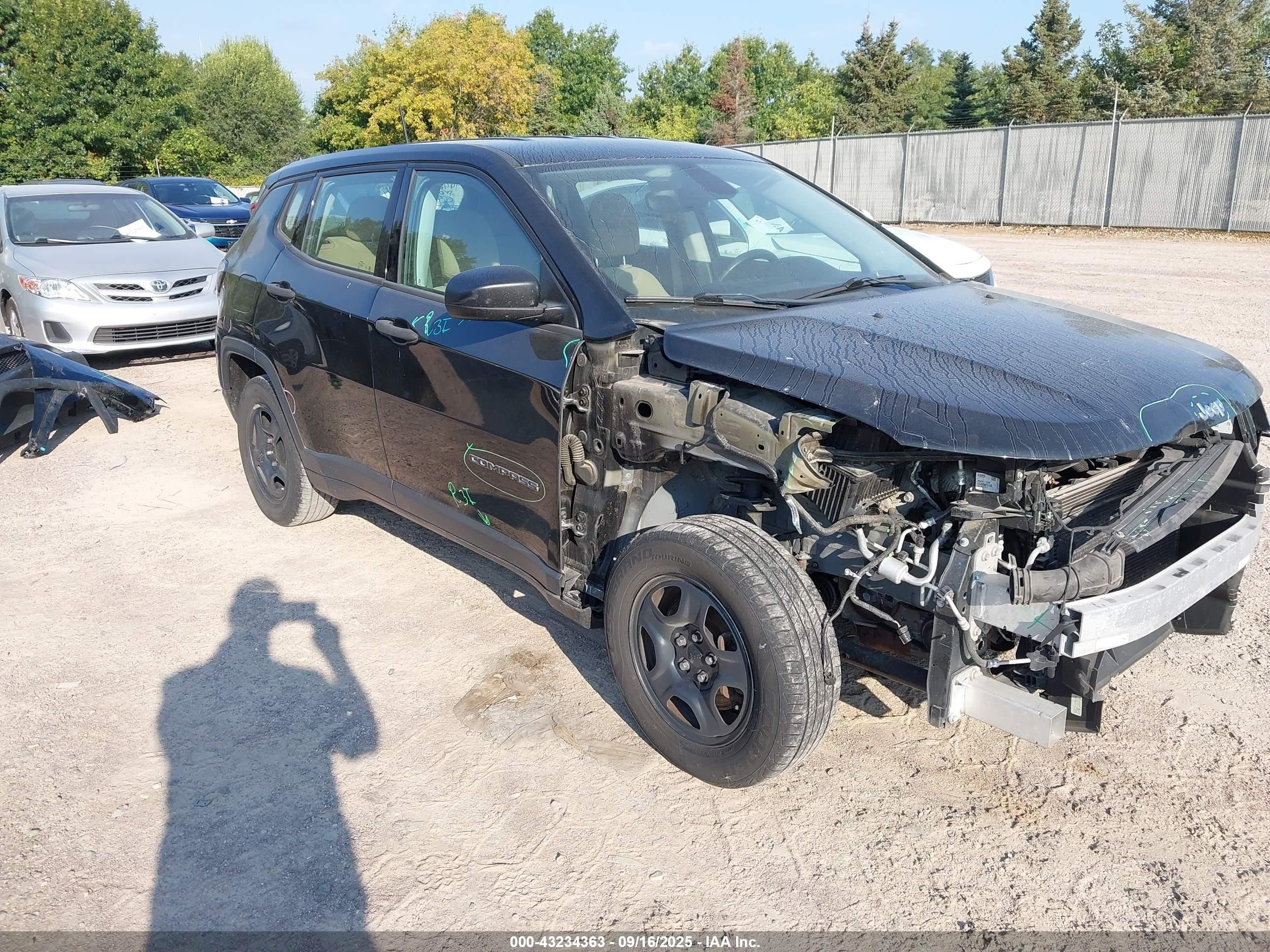 2018 Jeep Compass Sport, VIN 3C4NJCAB2JT124523 — Auction photo