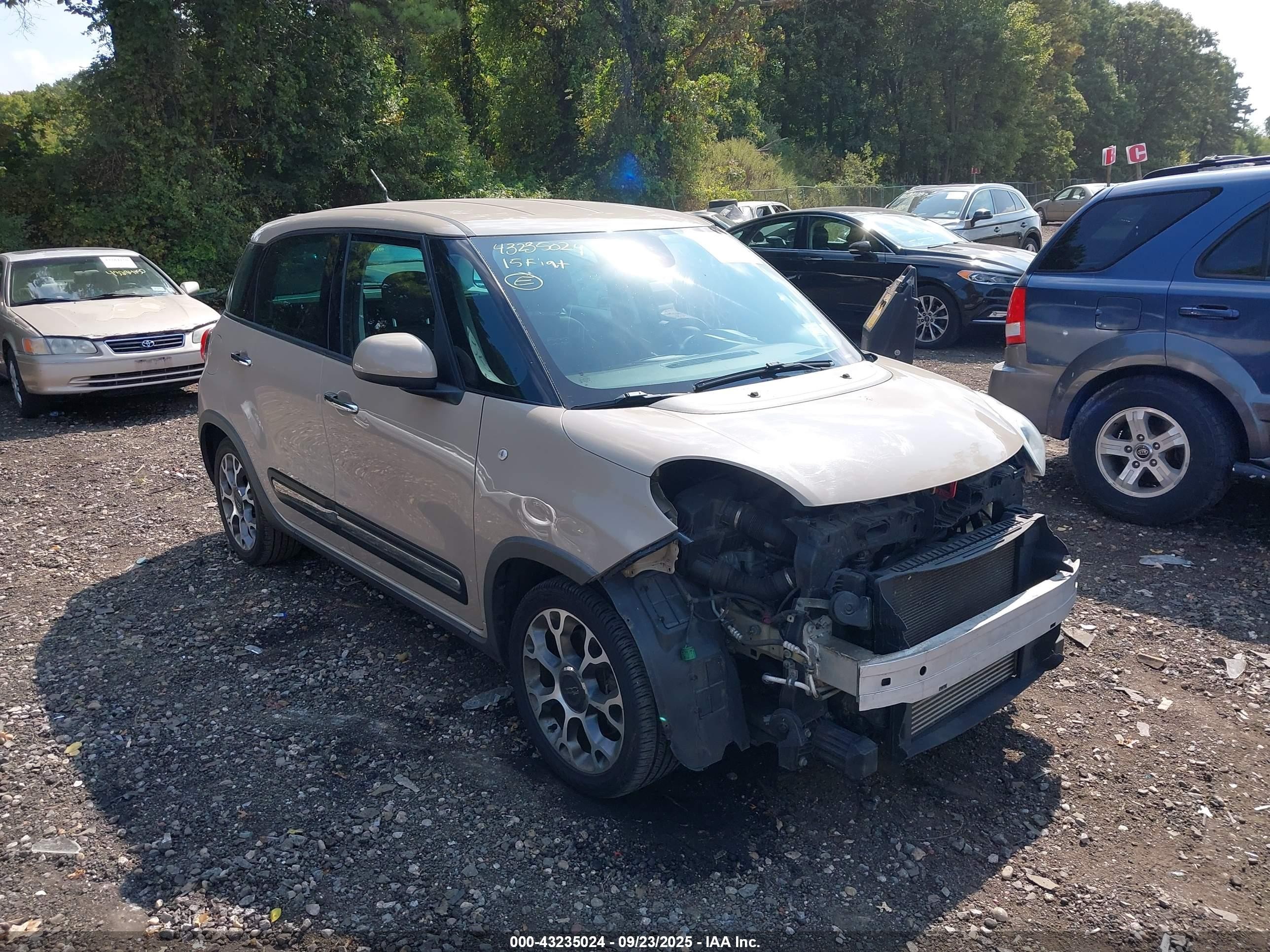 2015 FIAT 500L Urbana Trekking, VIN ZFBCFADH6FZ032573 — Front end