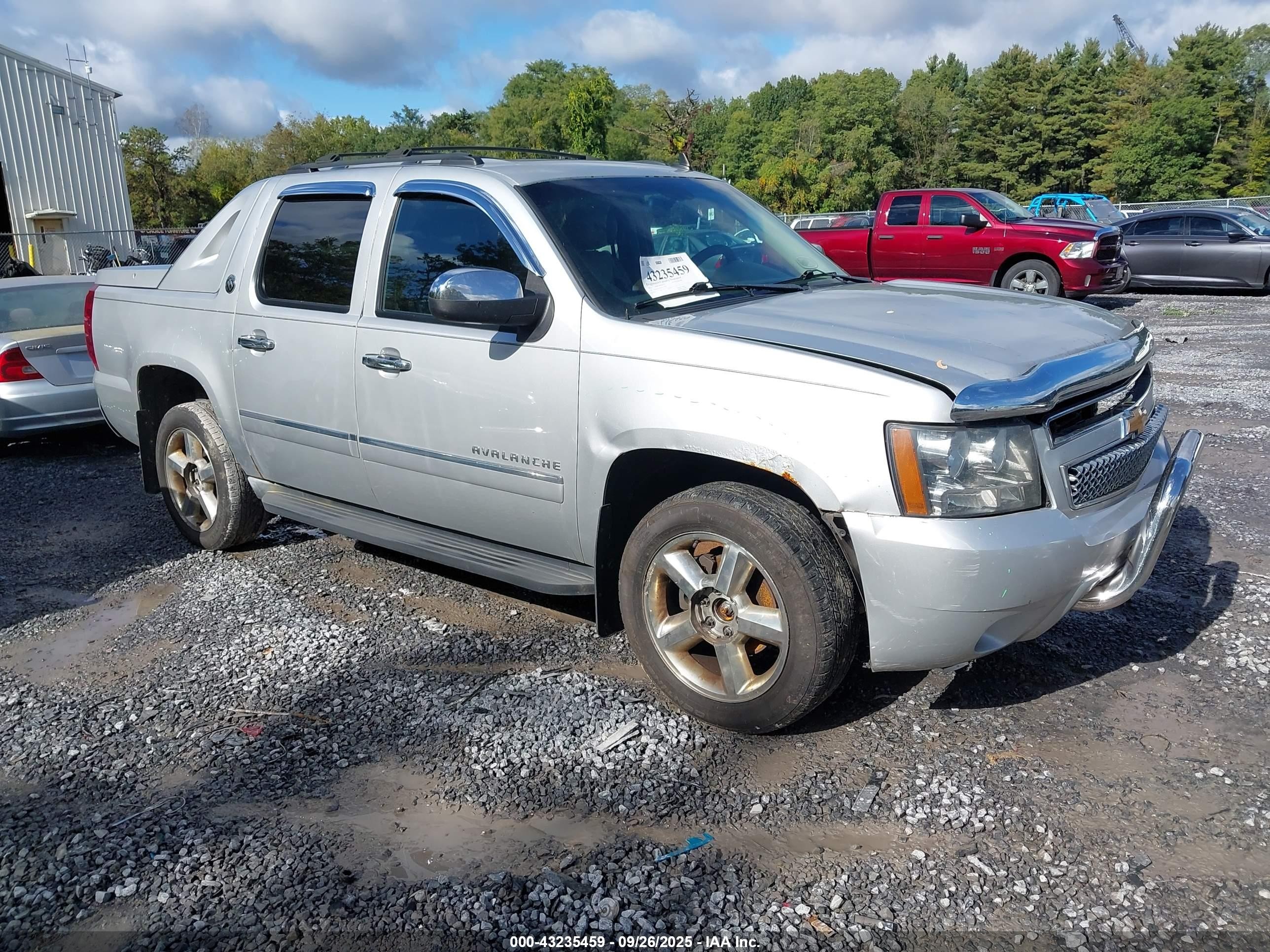 2013 Chevrolet Avalanche LTZ, VIN 3GNTKGE79DG115792 — Front end