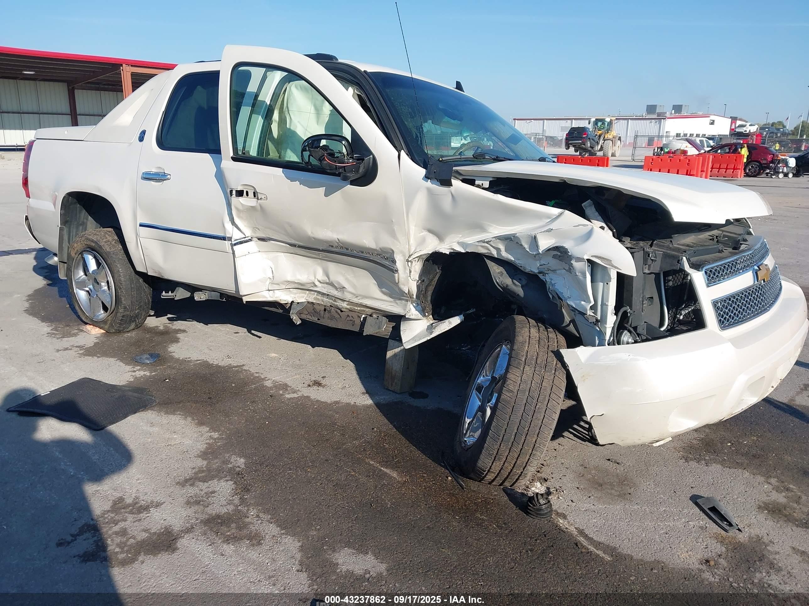 2013 Chevrolet Avalanche LTZ, VIN 3GNTKGE70DG104308 — Front end