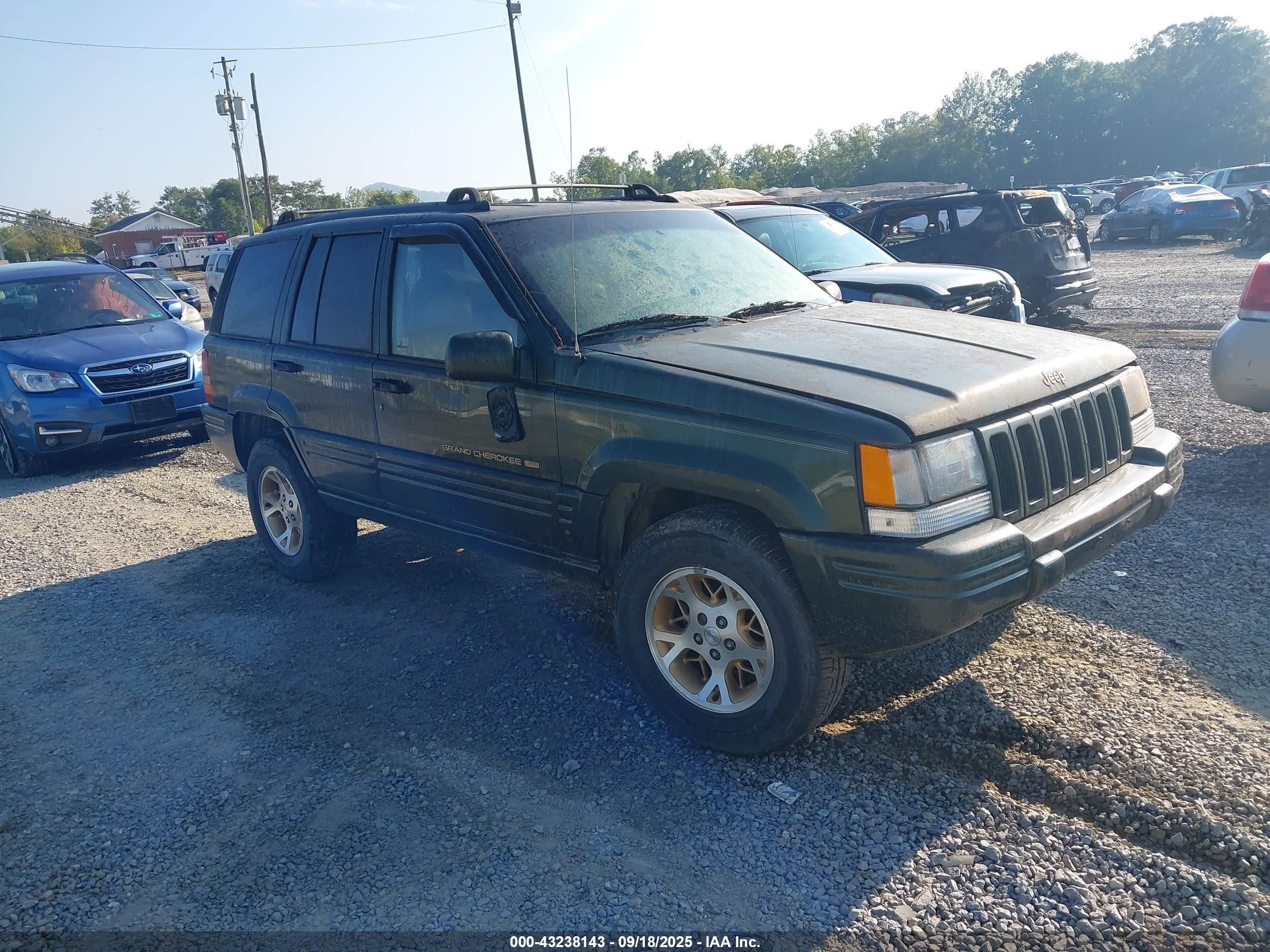 1996 Jeep Grand Cherokee Limited, VIN 1J4EZ78YXTC123462 — Undercarriage
