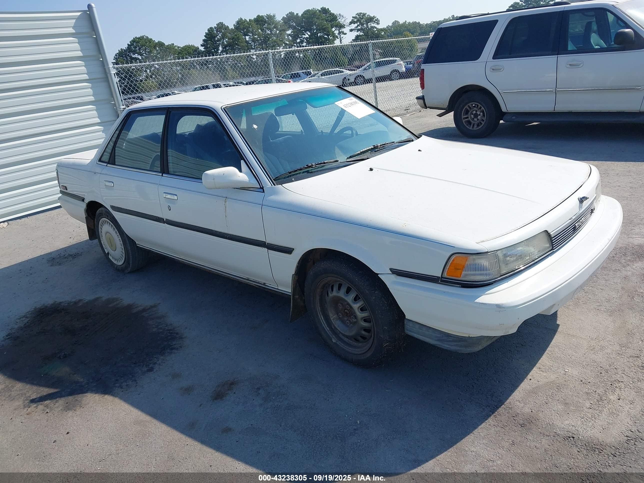 1989 Toyota Camry, VIN JT2VV22E2K0086760 — Front end