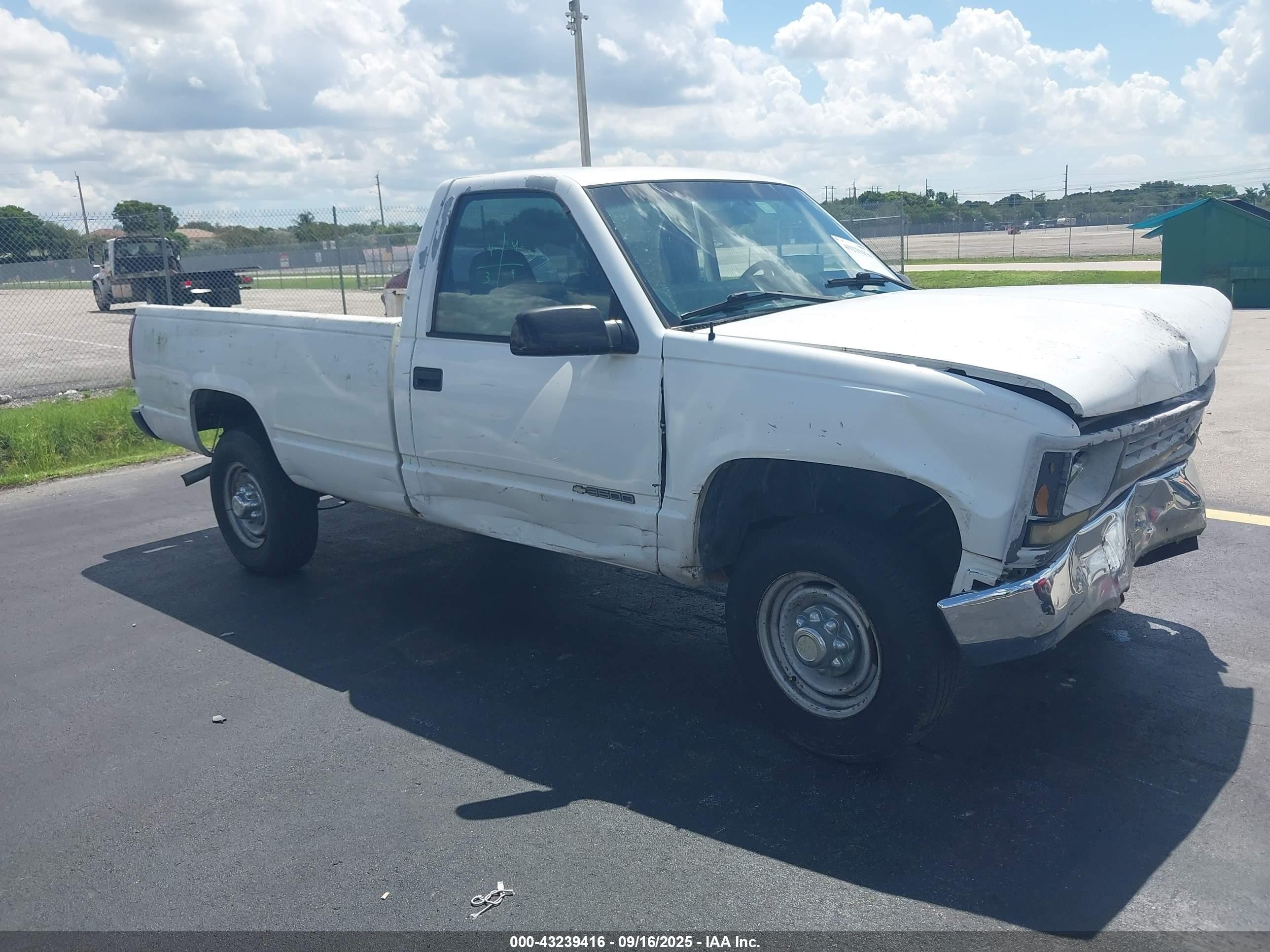 2000 Chevrolet Silverado 3500, VIN 1GCGC34R5YR229796 — Front end