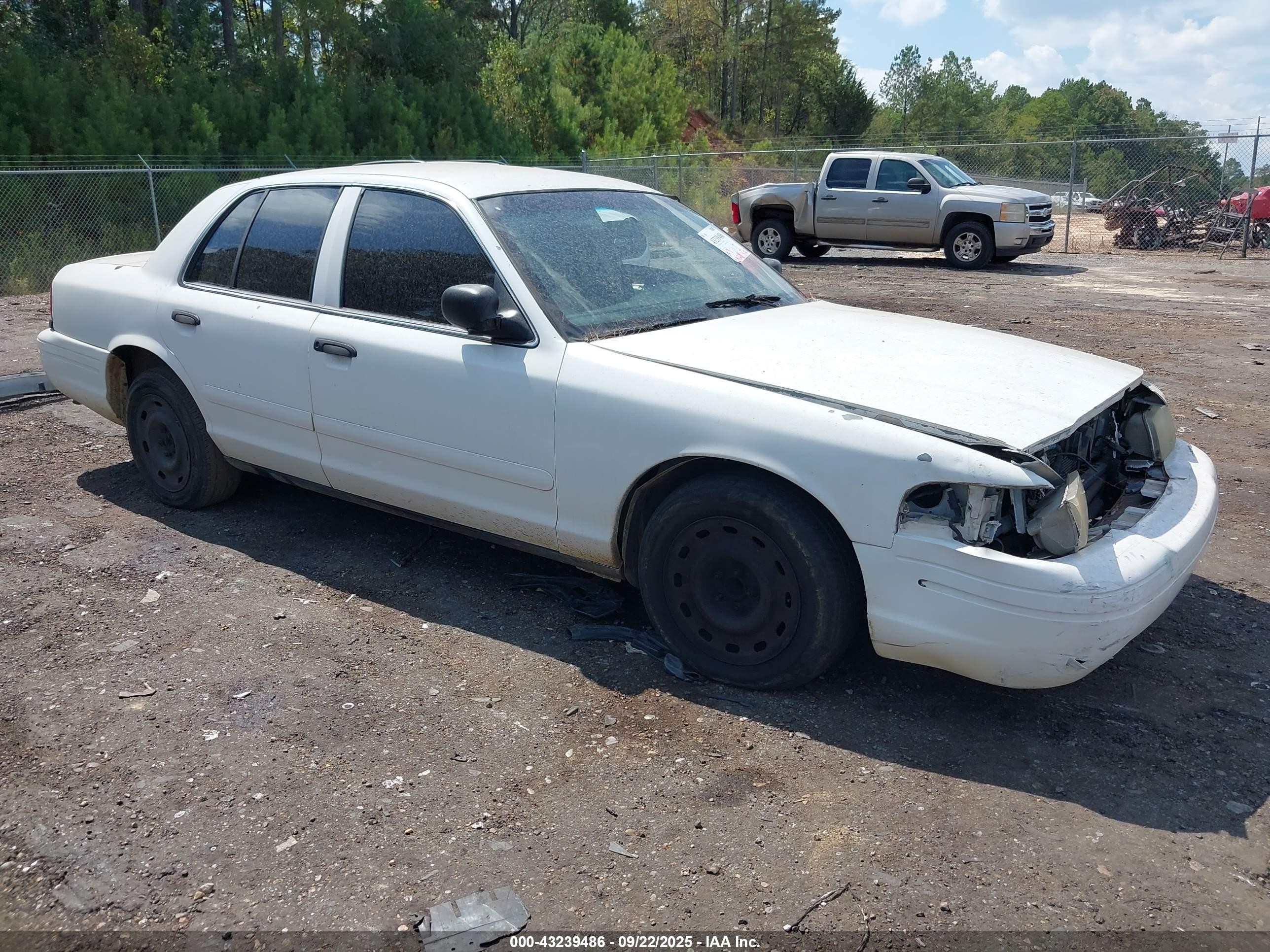 2004 Ford Police Interceptor Base w/3.27 Axle, VIN 2FAFP71W34X143667 — Front end