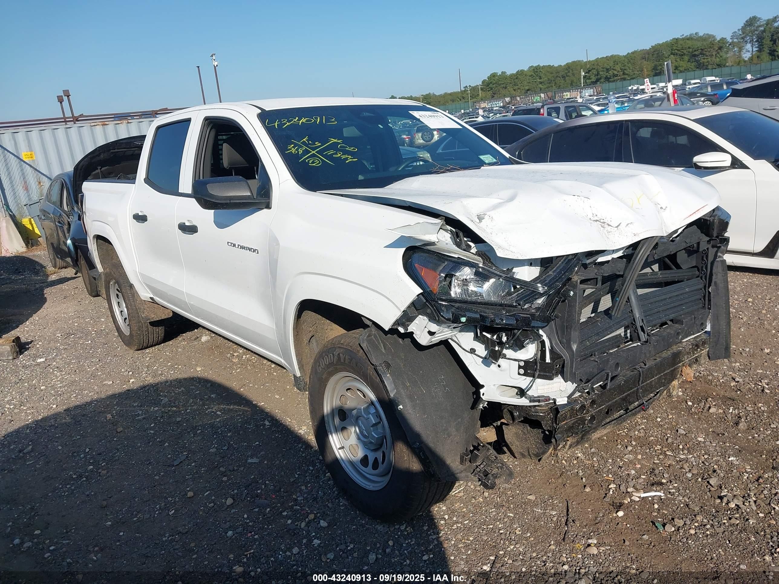 2025 Chevrolet Colorado 4WD Work Truck, VIN 1GCPTBEK9S1136569 — Перед