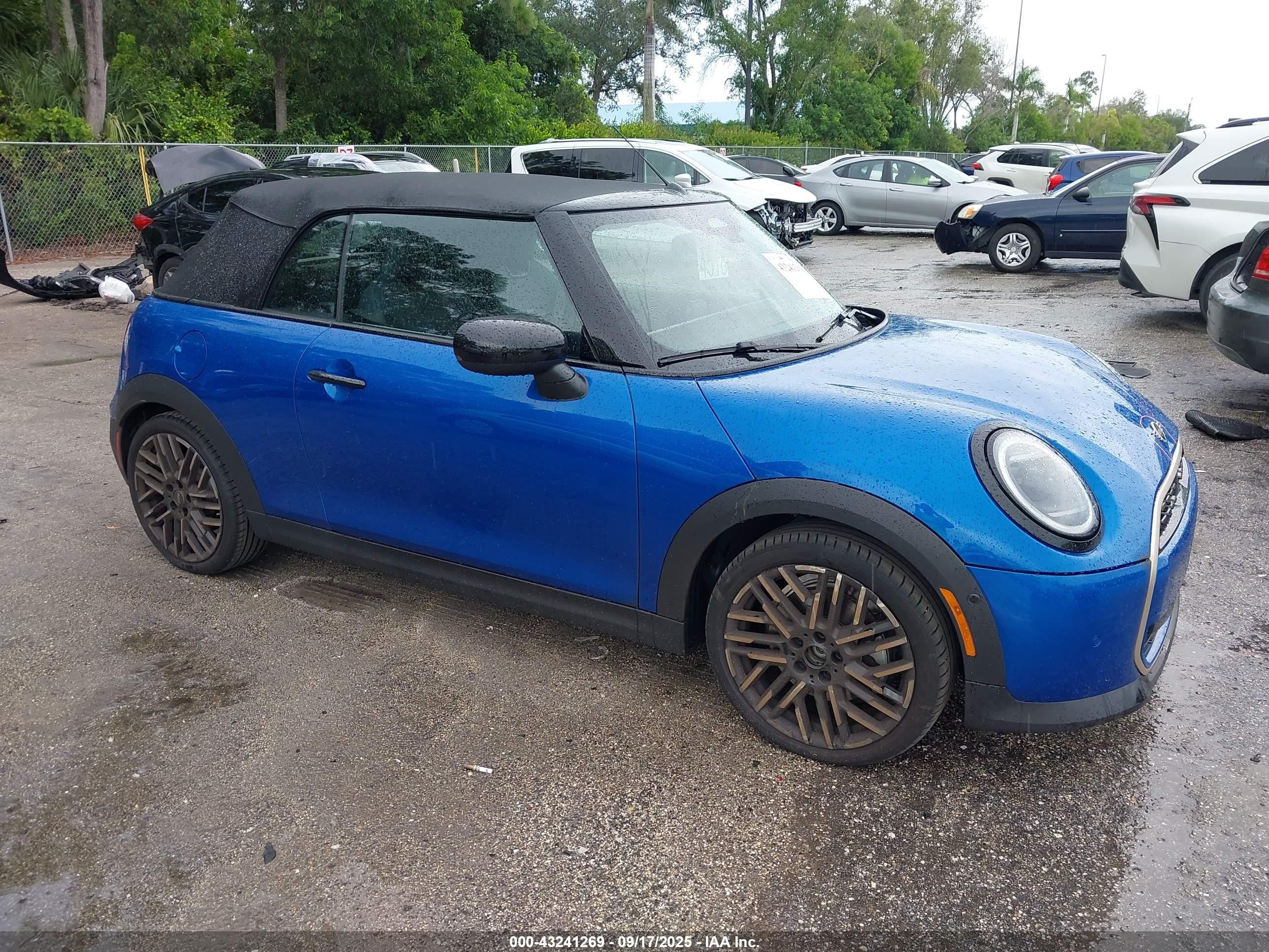 2025 MINI Convertible, VIN WMW13GX05S2W94389 — Вода / потоп