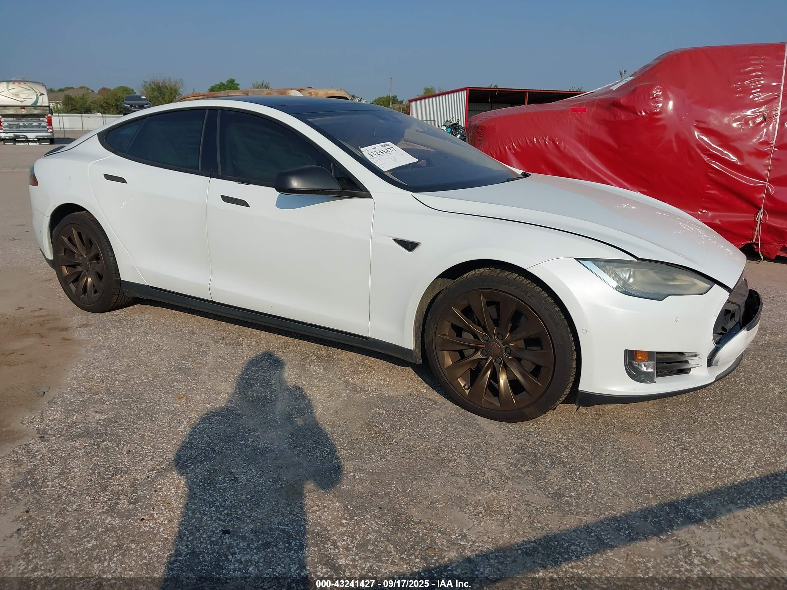 2015 Tesla Model S 85D, VIN 5YJSA1S22FF082785 — Фото с аукциона