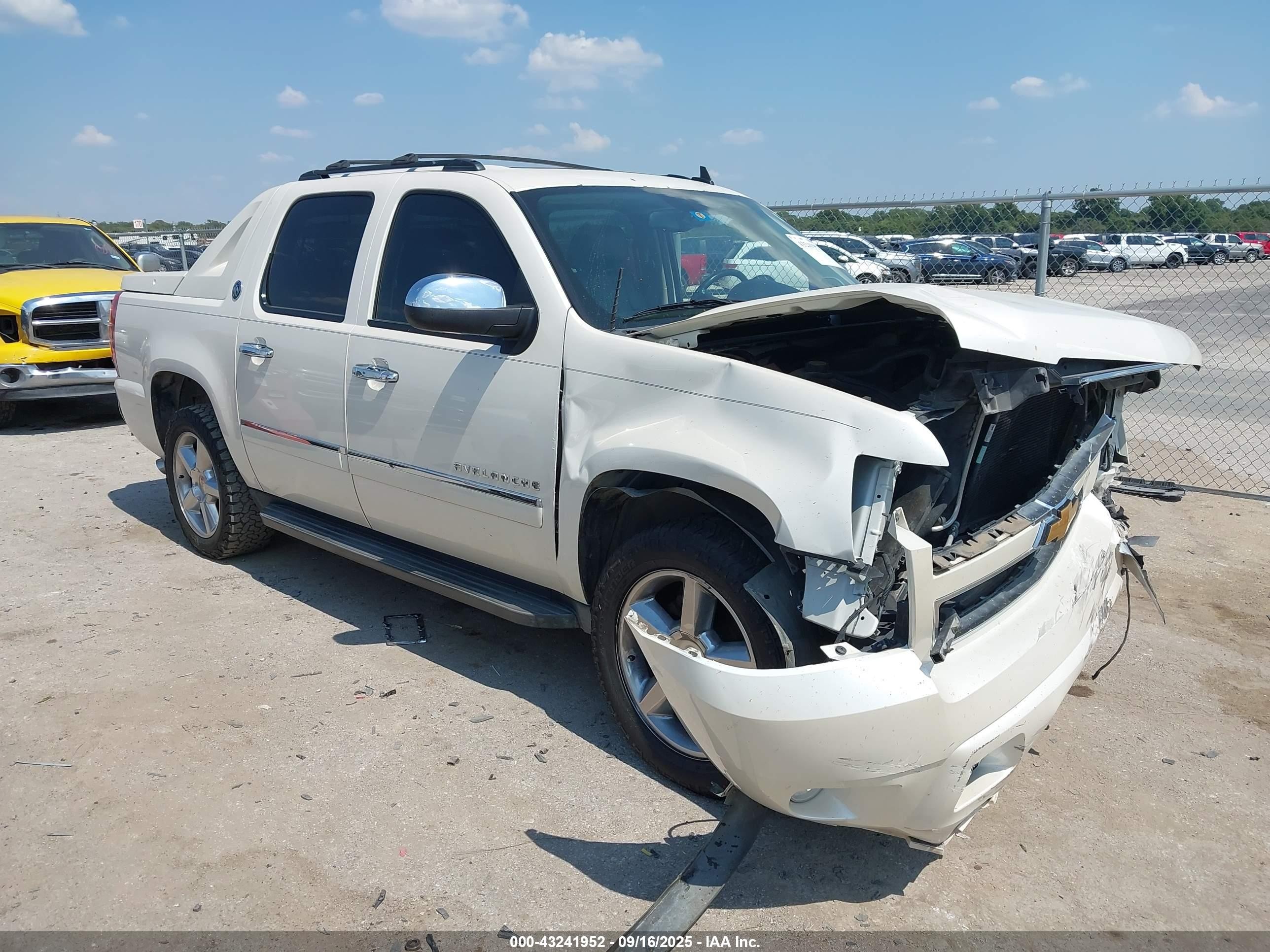 2013 Chevrolet Avalanche LTZ, VIN 3GNTKGE78DG105996 — Front end