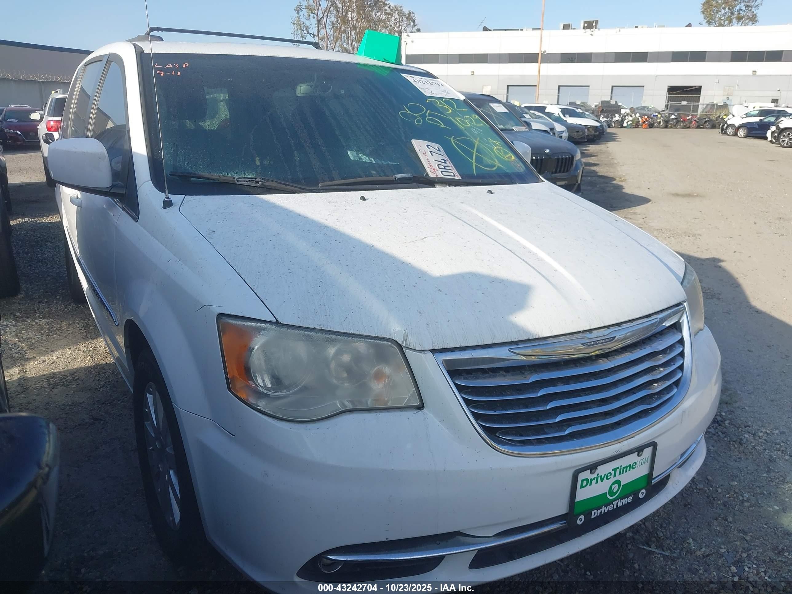 2016 Chrysler Town & Country Touring, VIN 2C4RC1BG4GR298566 — Vandalism