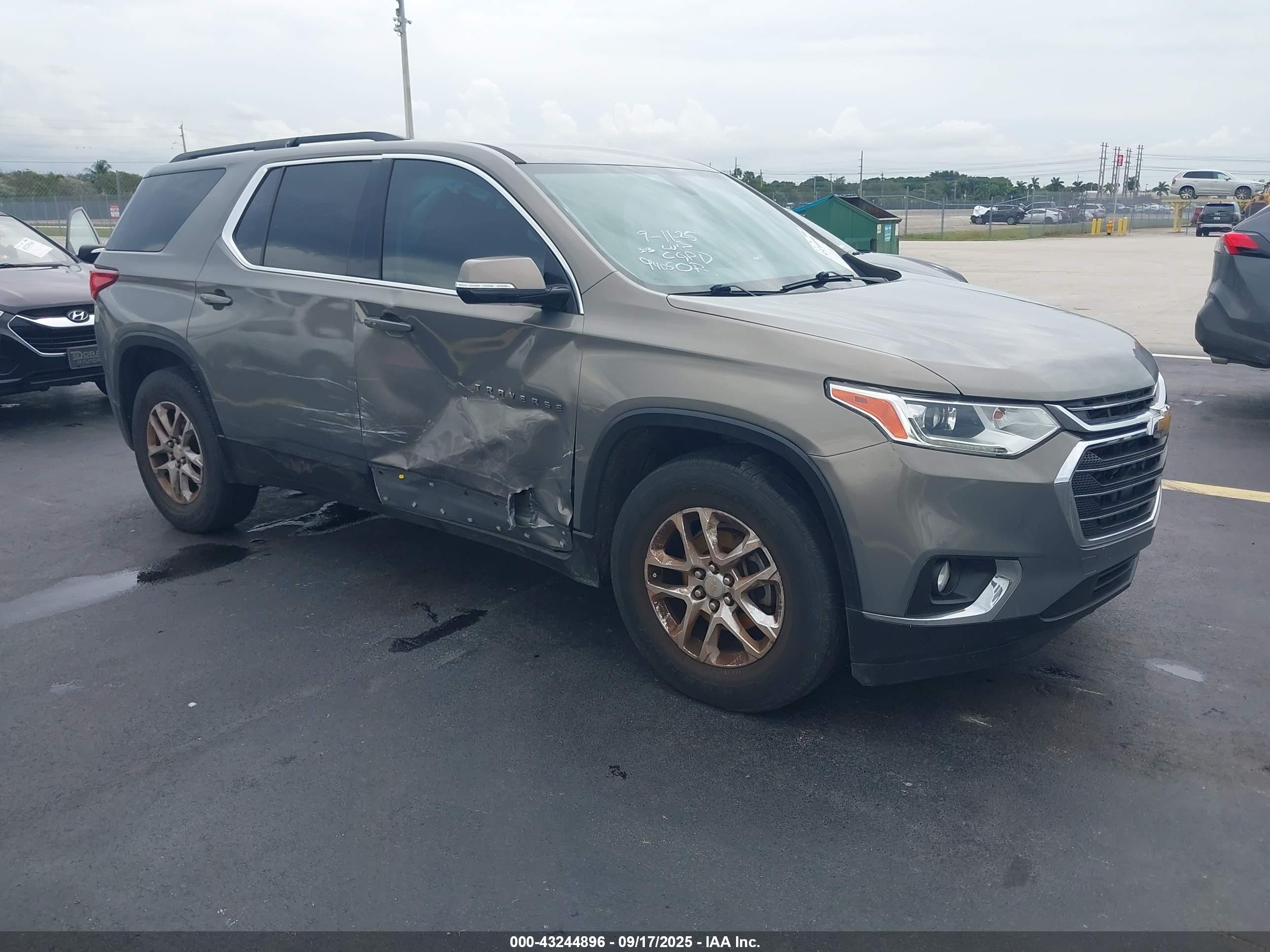 2019 Chevrolet Traverse LT Cloth, VIN 1GNERGKW3KJ209405 — Side