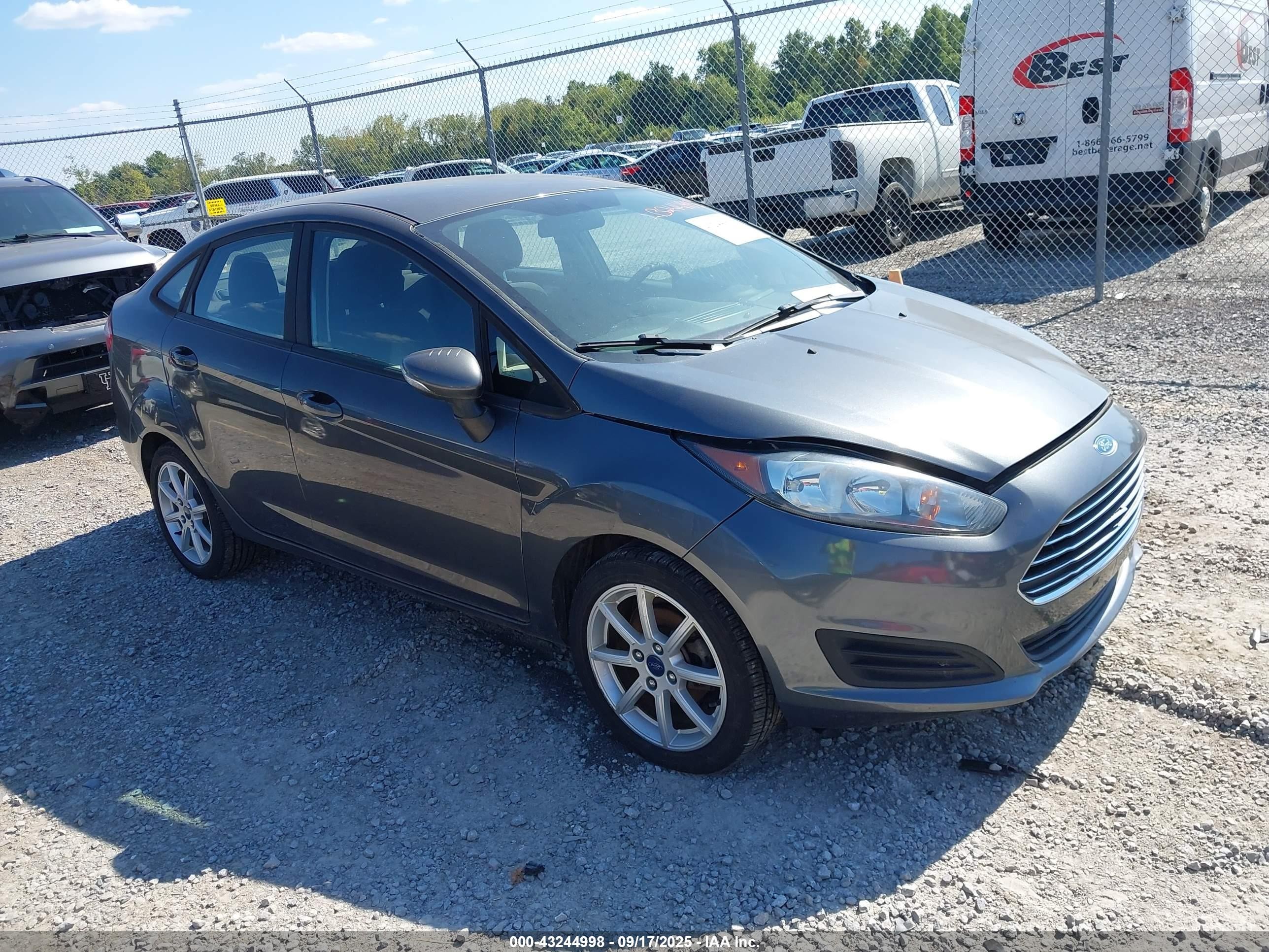 2015 Ford Fiesta SE, VIN 3FADP4BE1FM141376 — Auction photo