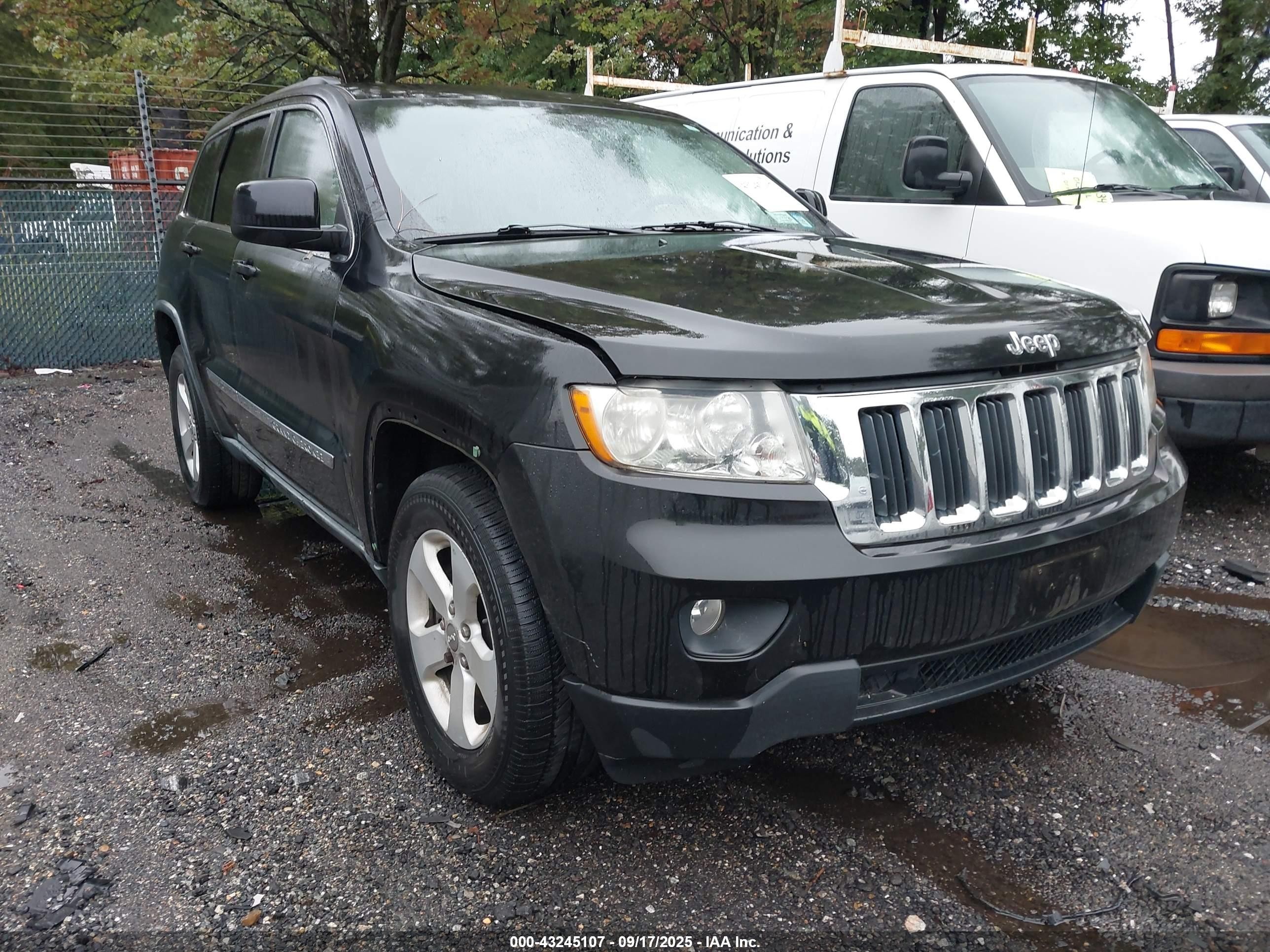 2011 Jeep Grand Cherokee Laredo, VIN 1J4RR4GT9BC511089 — Normal wear