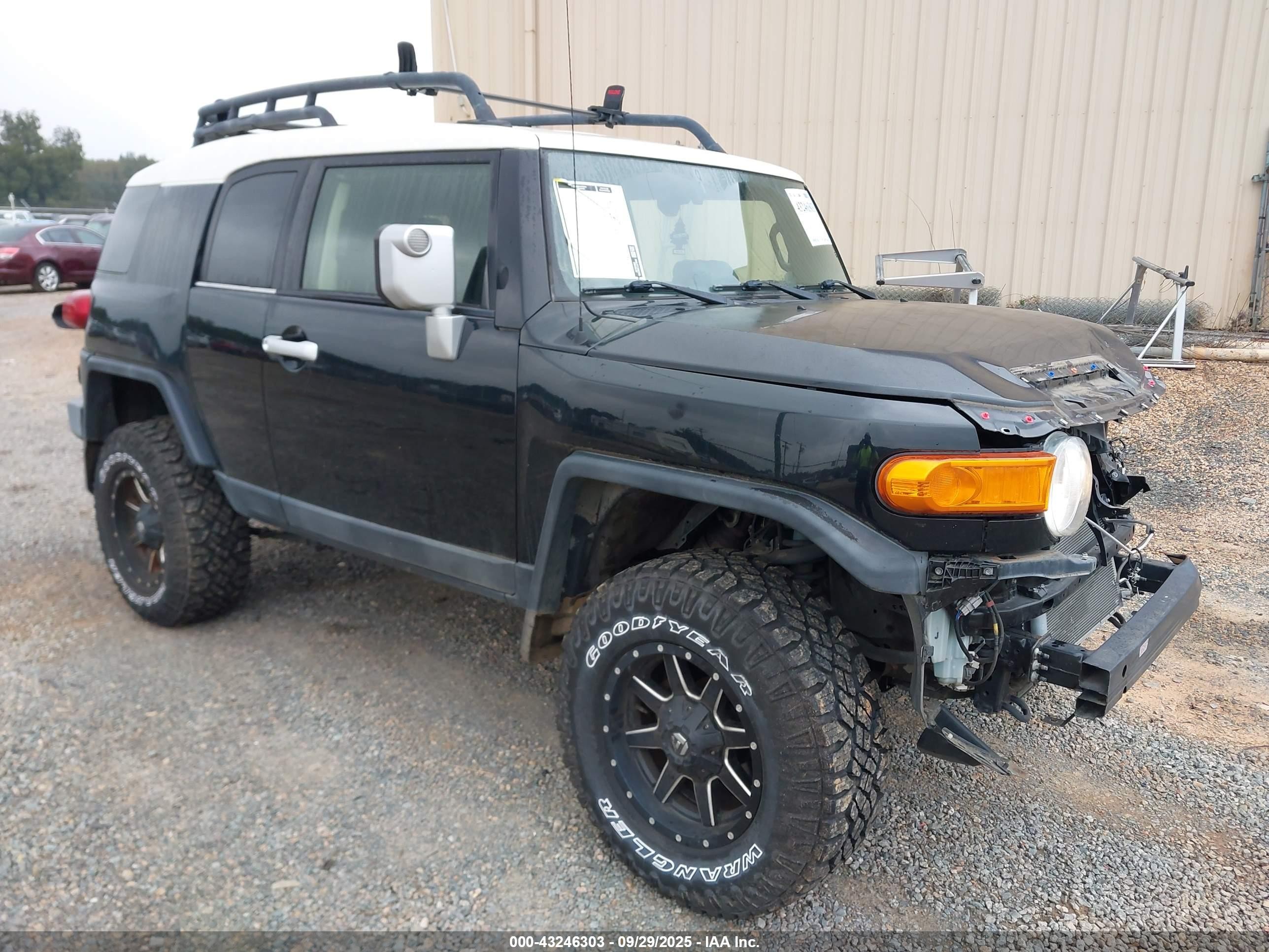 2013 Toyota FJ Cruiser, VIN JTEBU4BF2DK161140 — Front end