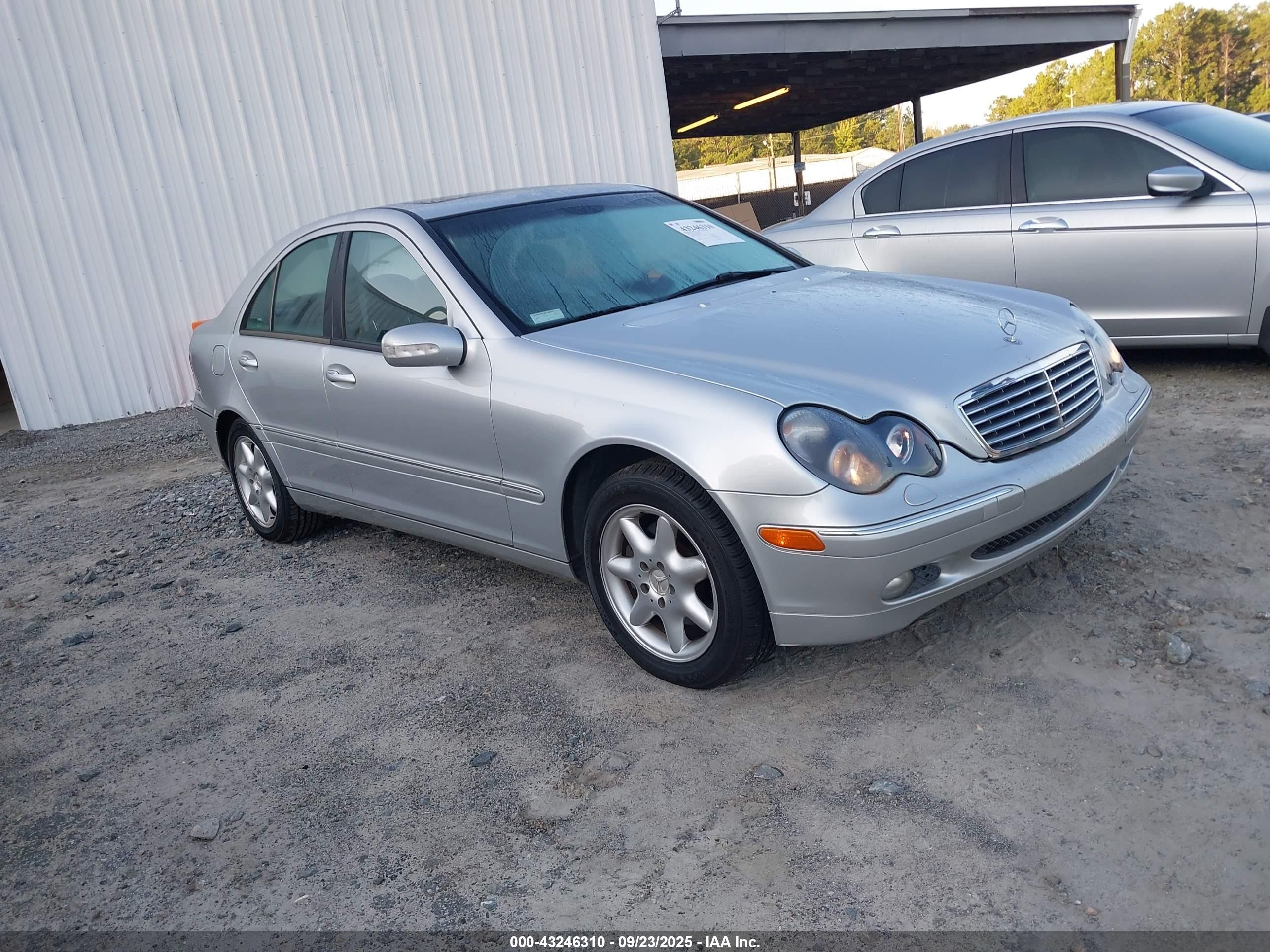 2001 Mercedes-Benz C 230/260/280/320, VIN WDBRF64J81F082858 — Rear end