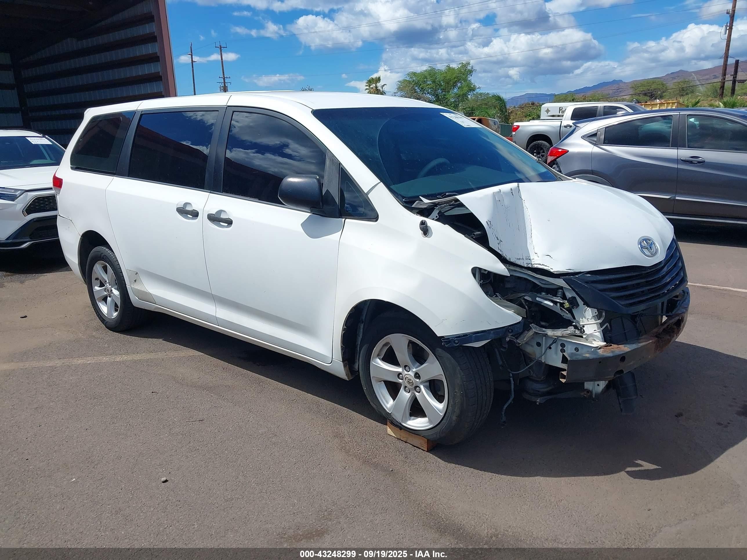 2011 Toyota Sienna, VIN 5TDZK3DC5BS164903 — Front end