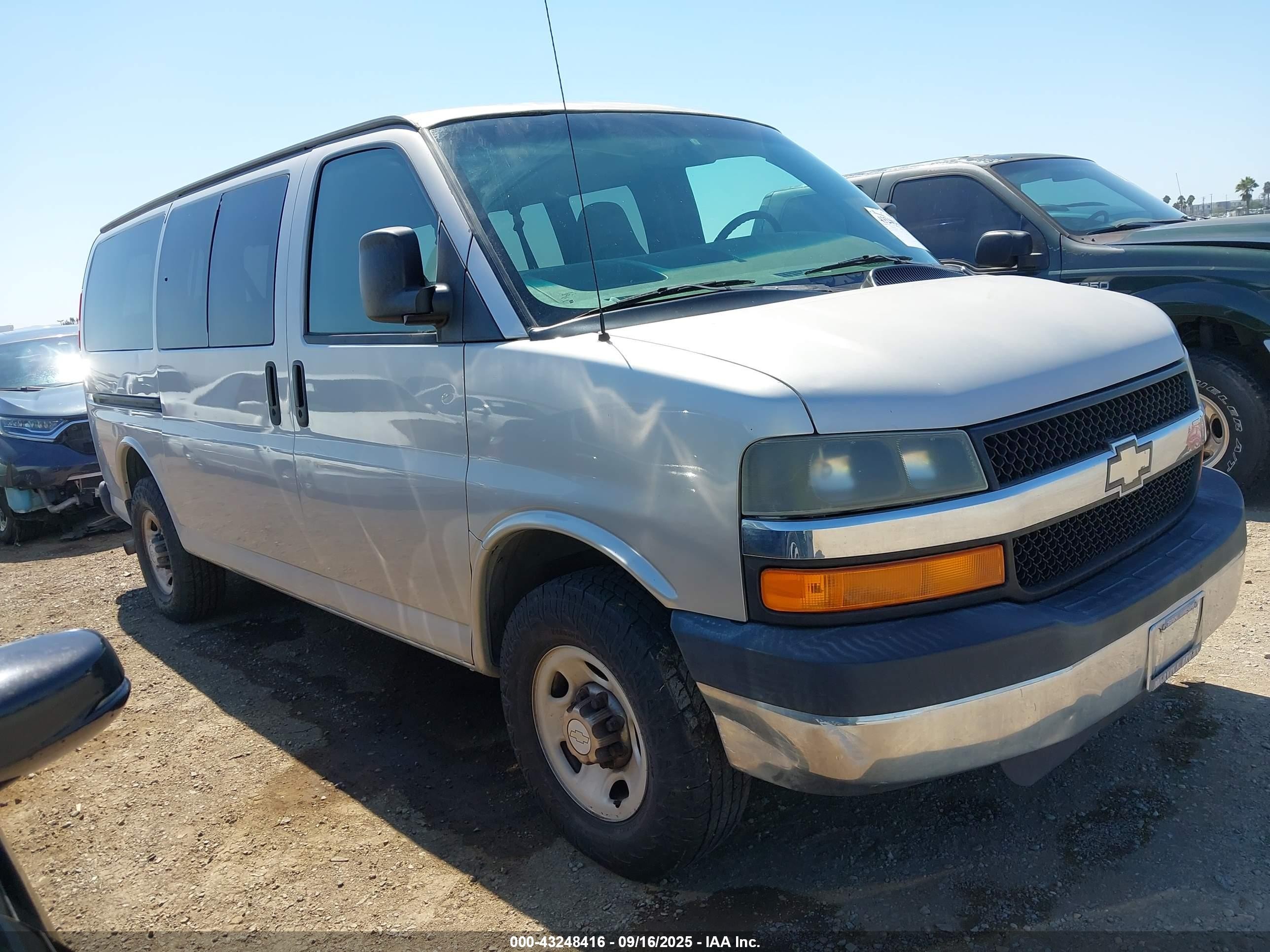 2007 Chevrolet Express Passenger, VIN 1GAHG35U171190416 — Front end