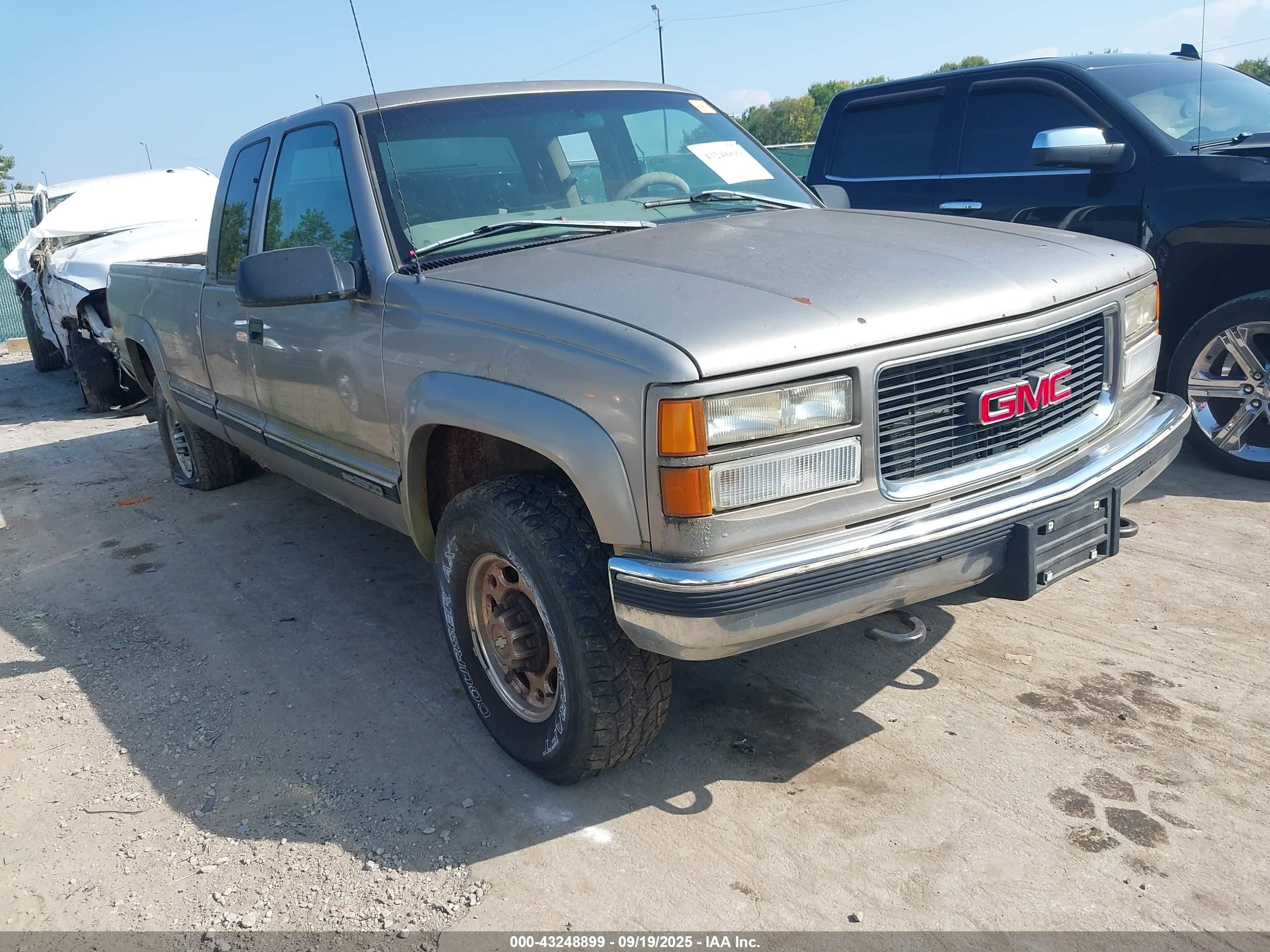 1998 GMC Sierra 2500, VIN 1GTGK29R0WE538862 — Side