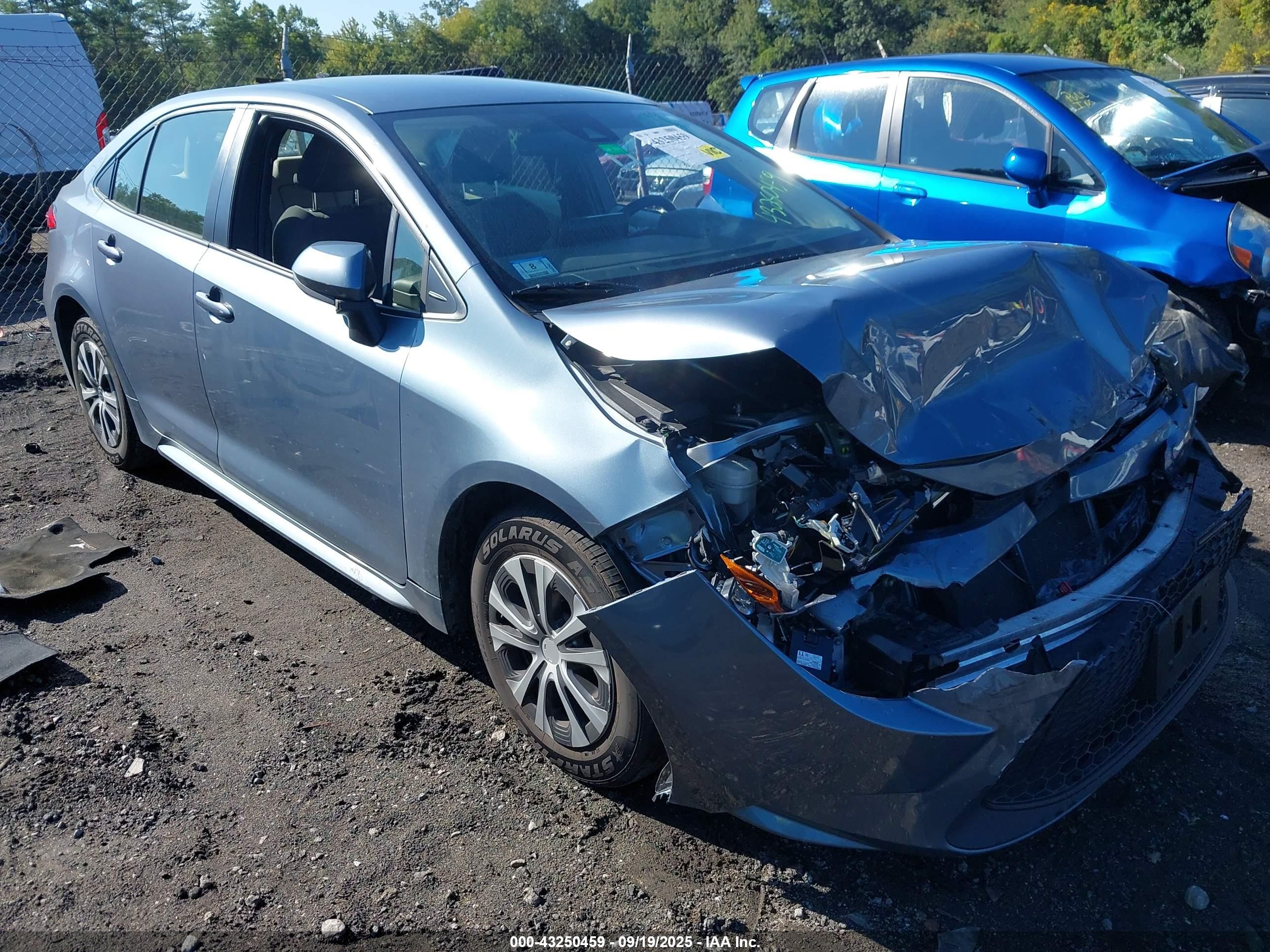 2022 Toyota Corolla Hybrid LE, VIN JTDEAMDE7N3013284 — Front end