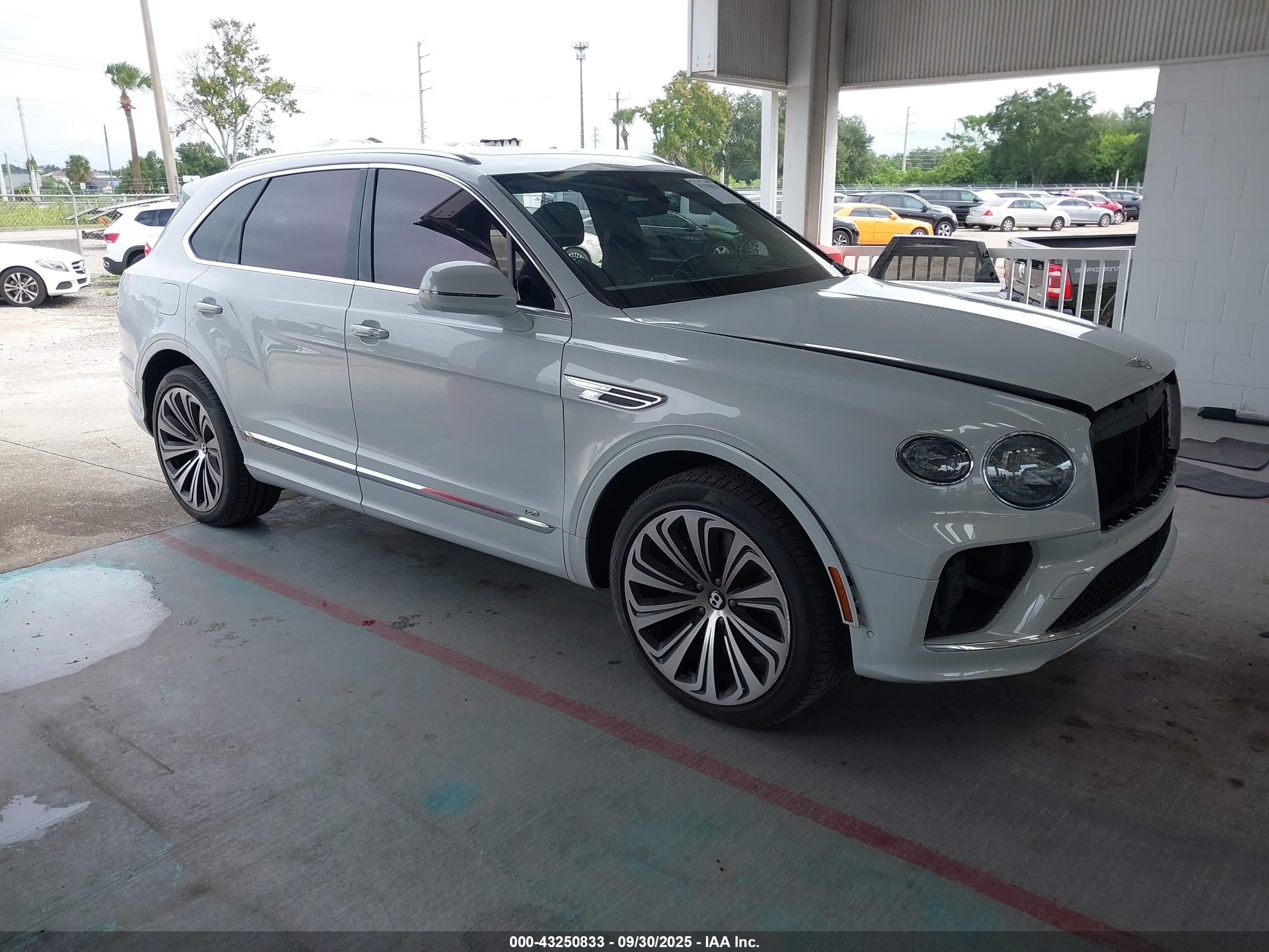 2022 Bentley Bentayga V8, VIN SJAAM2ZV5NC017127 — Бок