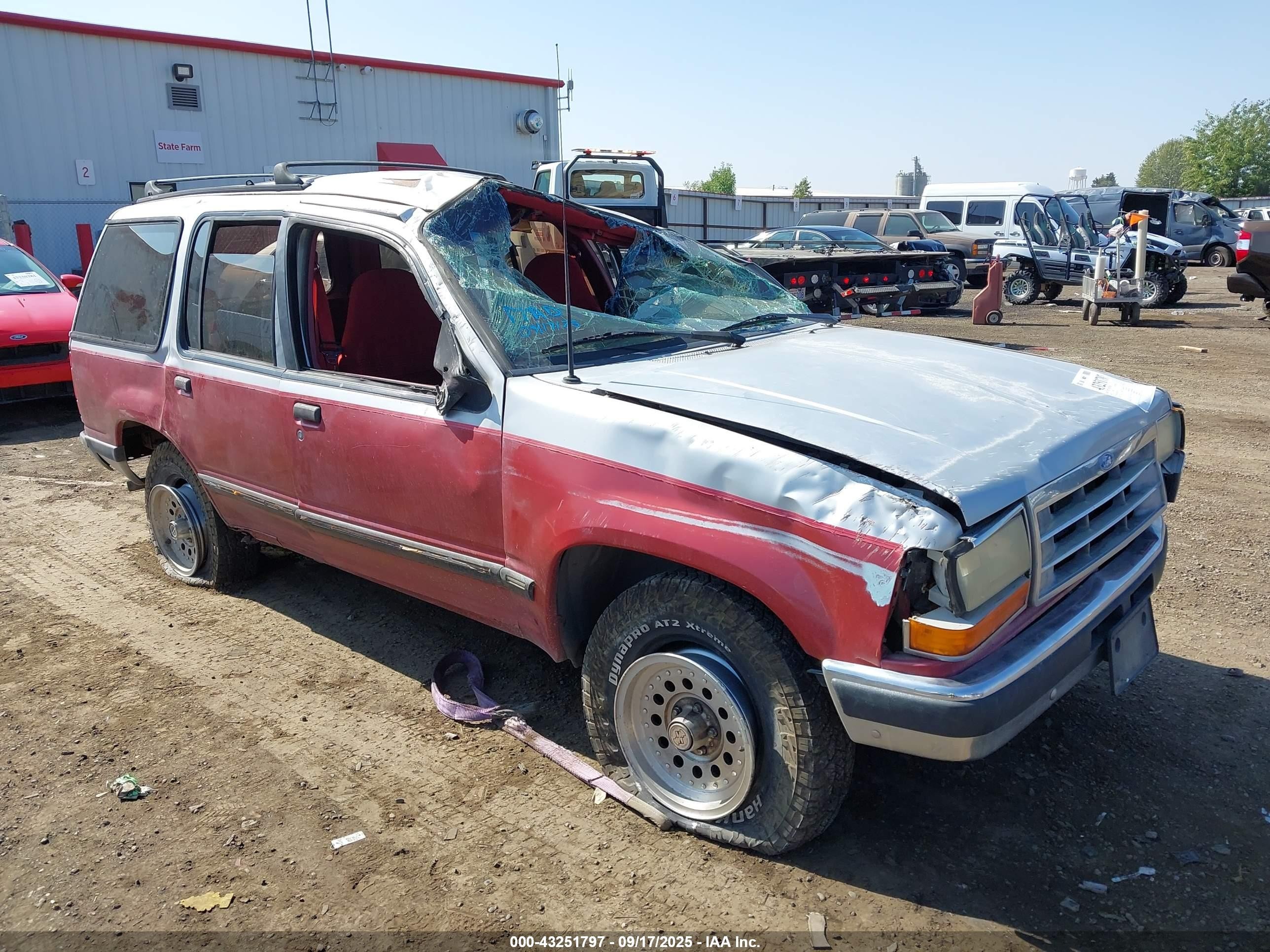 1992 Ford Explorer Eddie Bauer, VIN 1FMDU34X0NUC09118 — Front end