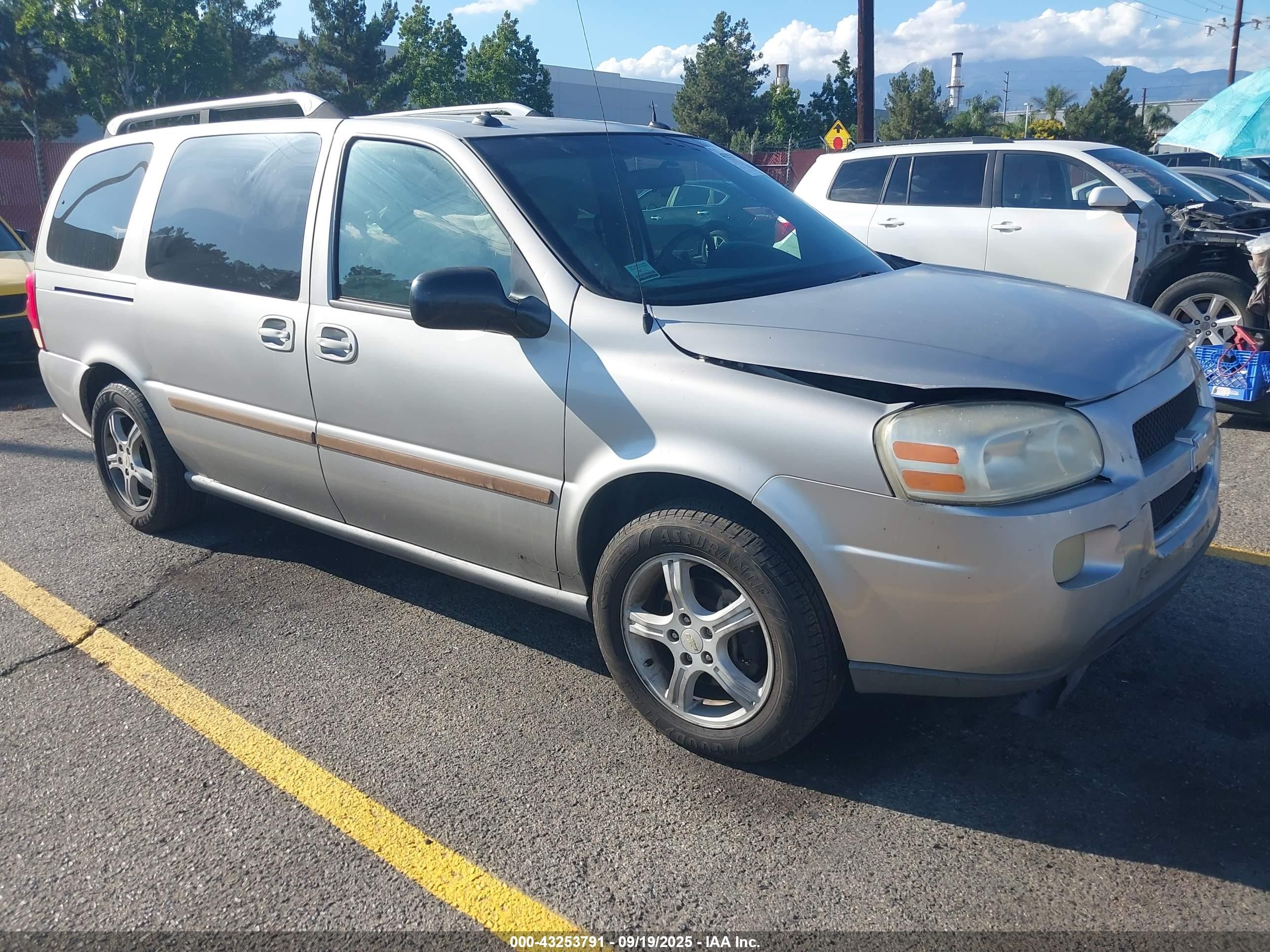 2005 Chevrolet Uplander LT, VIN 1GNDV33L75D221872 — Front end