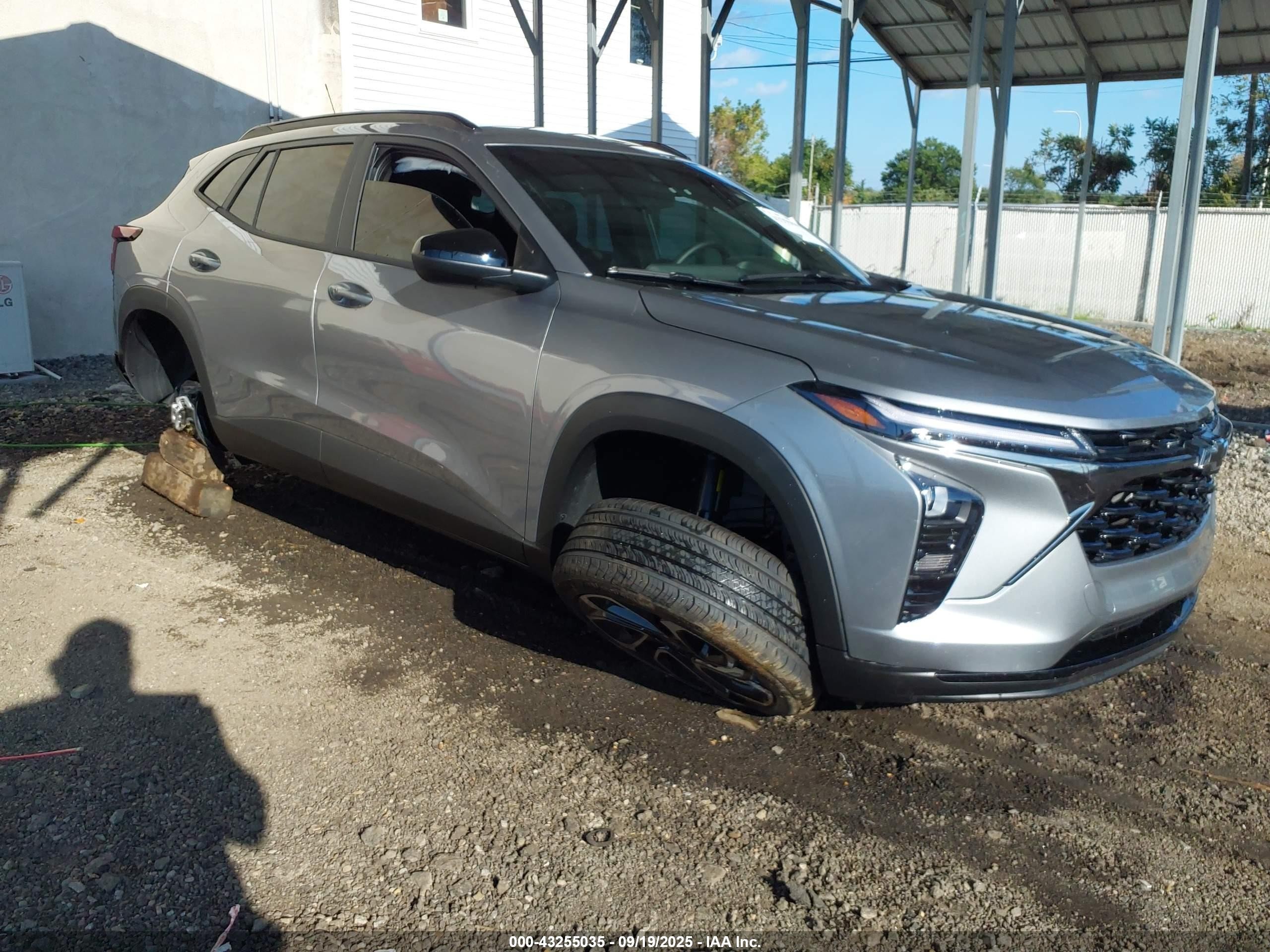 2025 Chevrolet Trax 2RS, VIN KL77LJEP5SC137838 — Бок